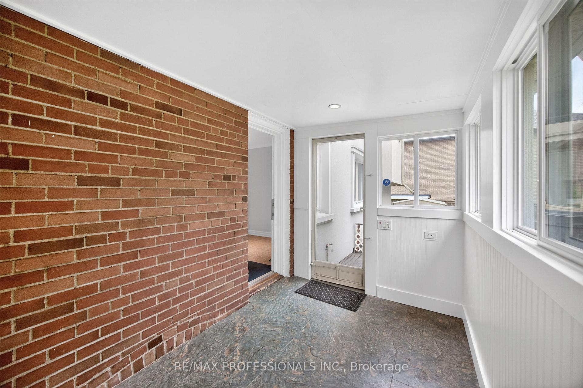Photo 22 of 27 Nottingham Drive, Etobicoke, Edenbridge-Humber Valley — HOMEH