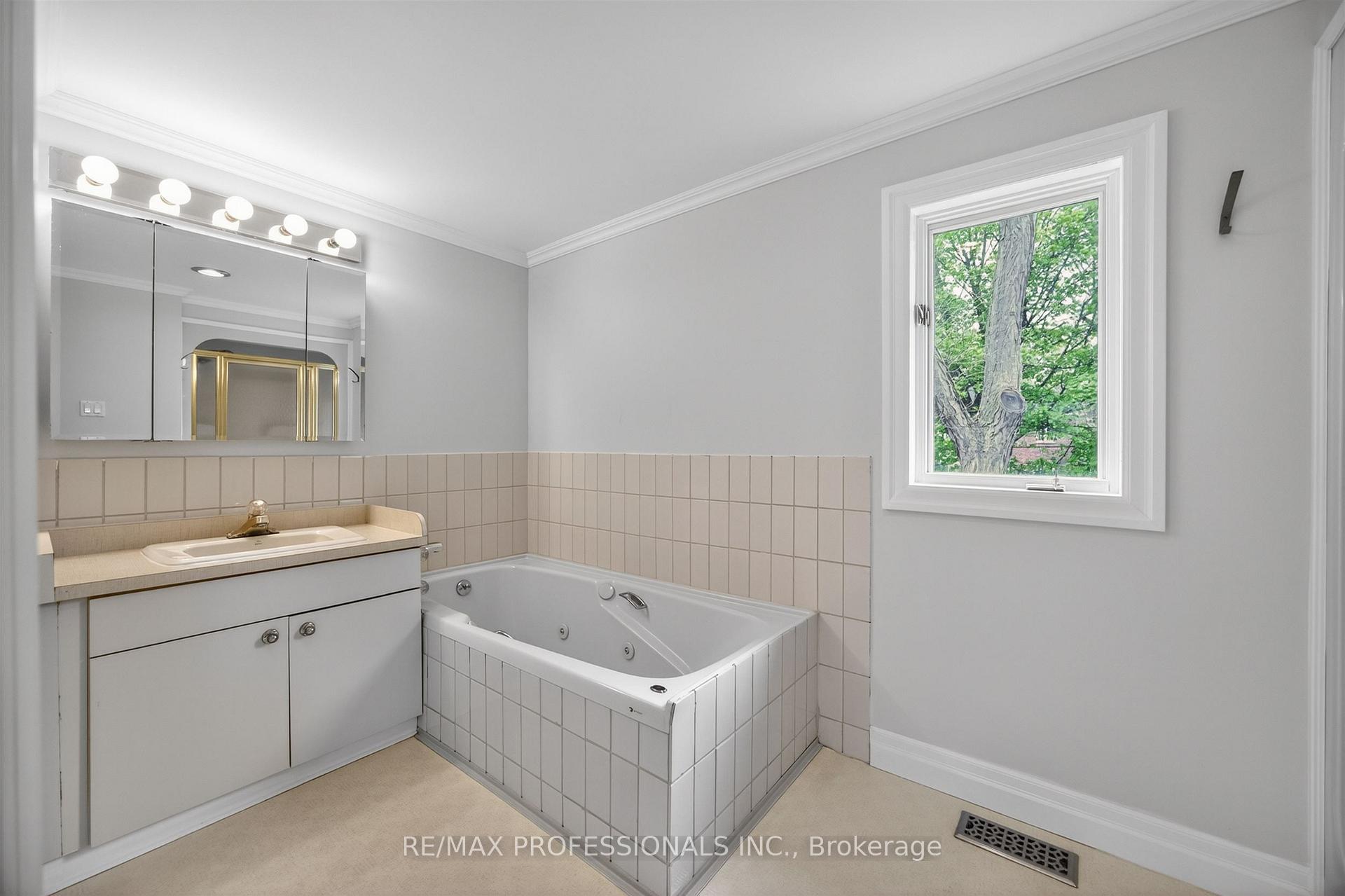 Photo 27 of 27 Nottingham Drive, Etobicoke, Edenbridge-Humber Valley — HOMEH
