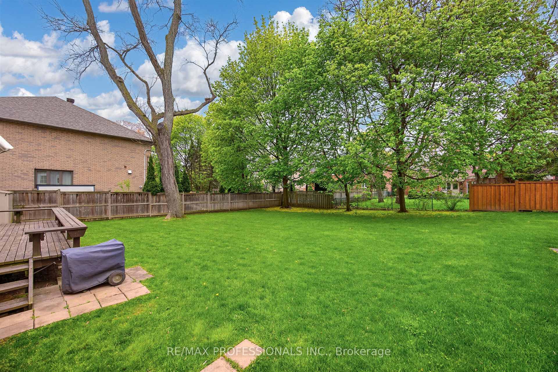 Photo 40 of 27 Nottingham Drive, Etobicoke, Edenbridge-Humber Valley — HOMEH