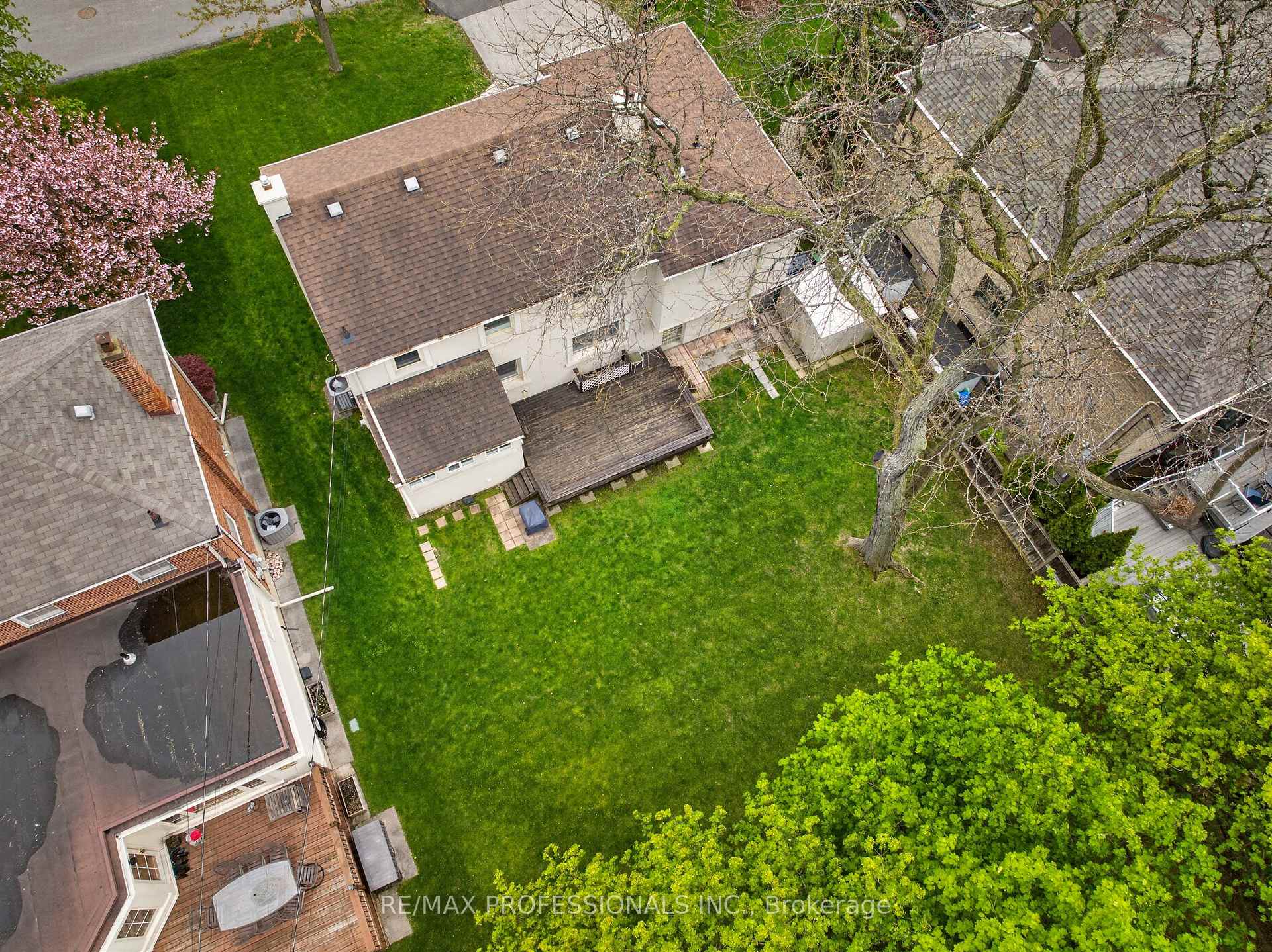 Photo 47 of 27 Nottingham Drive, Etobicoke, Edenbridge-Humber Valley — HOMEH