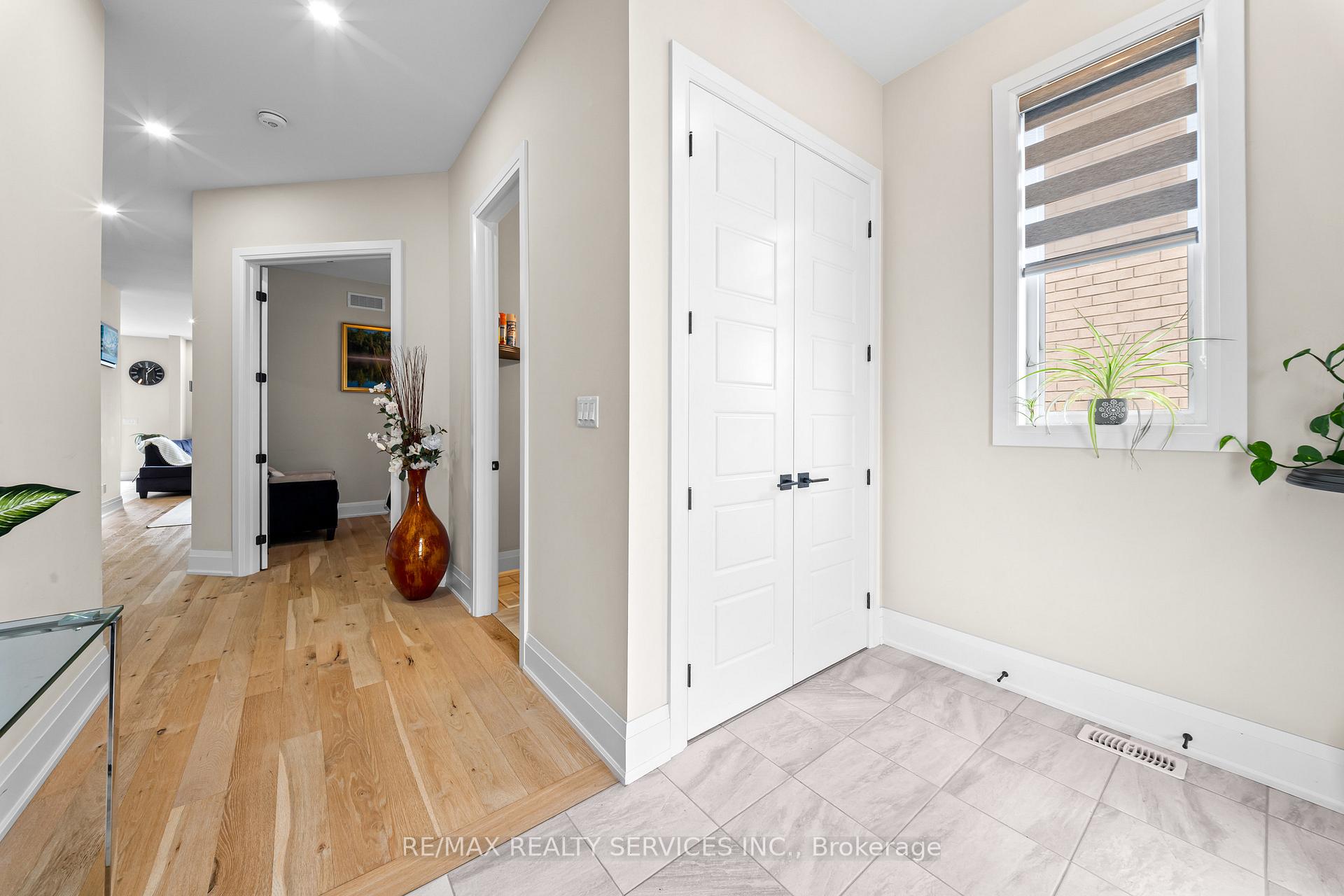 Photo 5 of 130 Pondcliffe Drive, Kitchener, Doon South — HOMEH