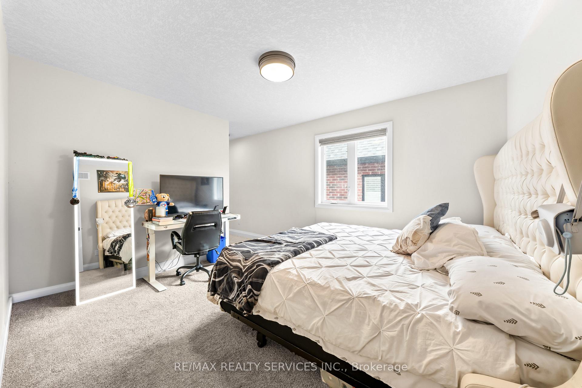 Photo 34 of 130 Pondcliffe Drive, Kitchener, Doon South — HOMEH