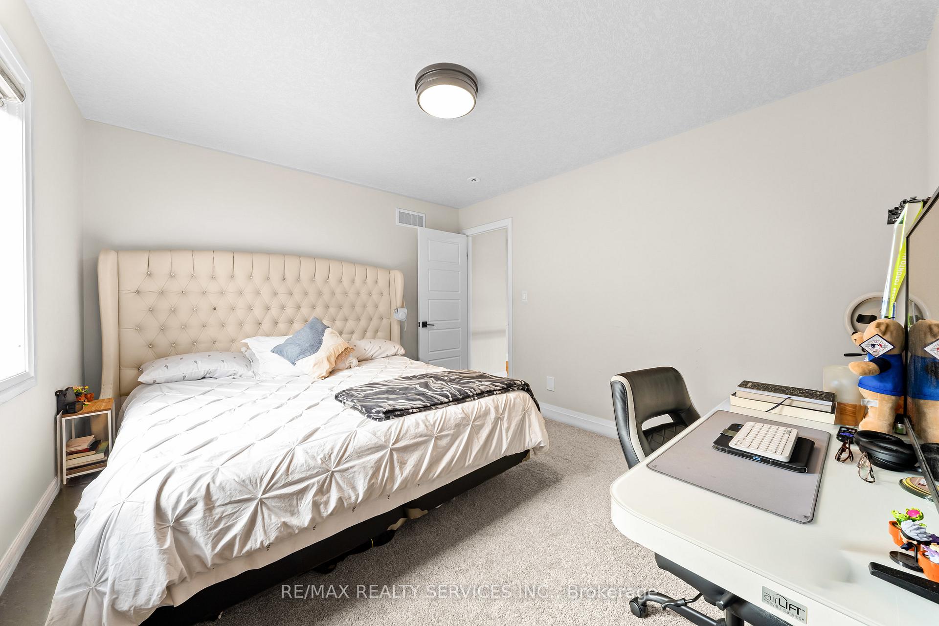 Photo 35 of 130 Pondcliffe Drive, Kitchener, Doon South — HOMEH
