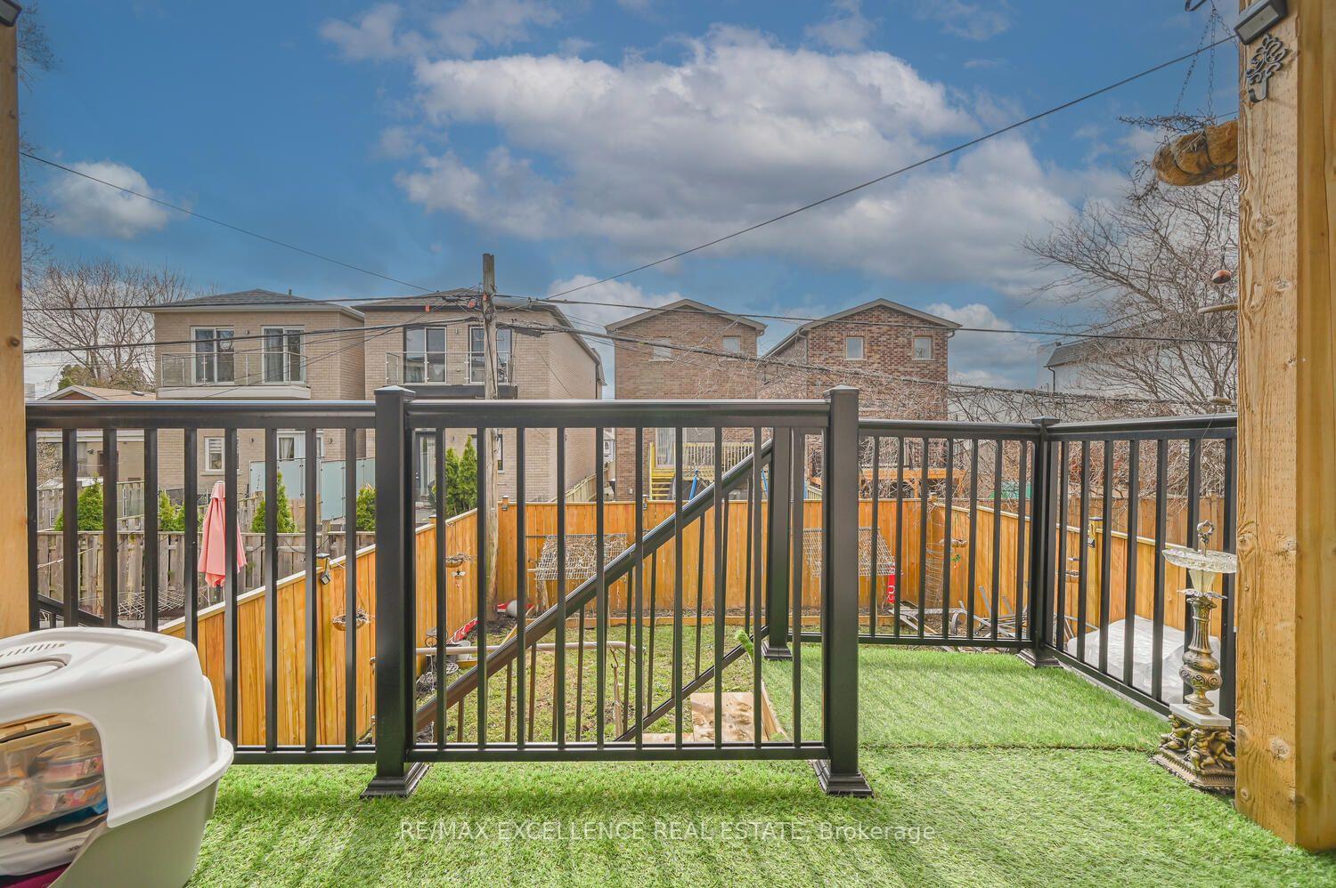 Photo 11 of 442 Pharmacy Avenue S, Scarborough, Clairlea-Birchmount — HOMEH