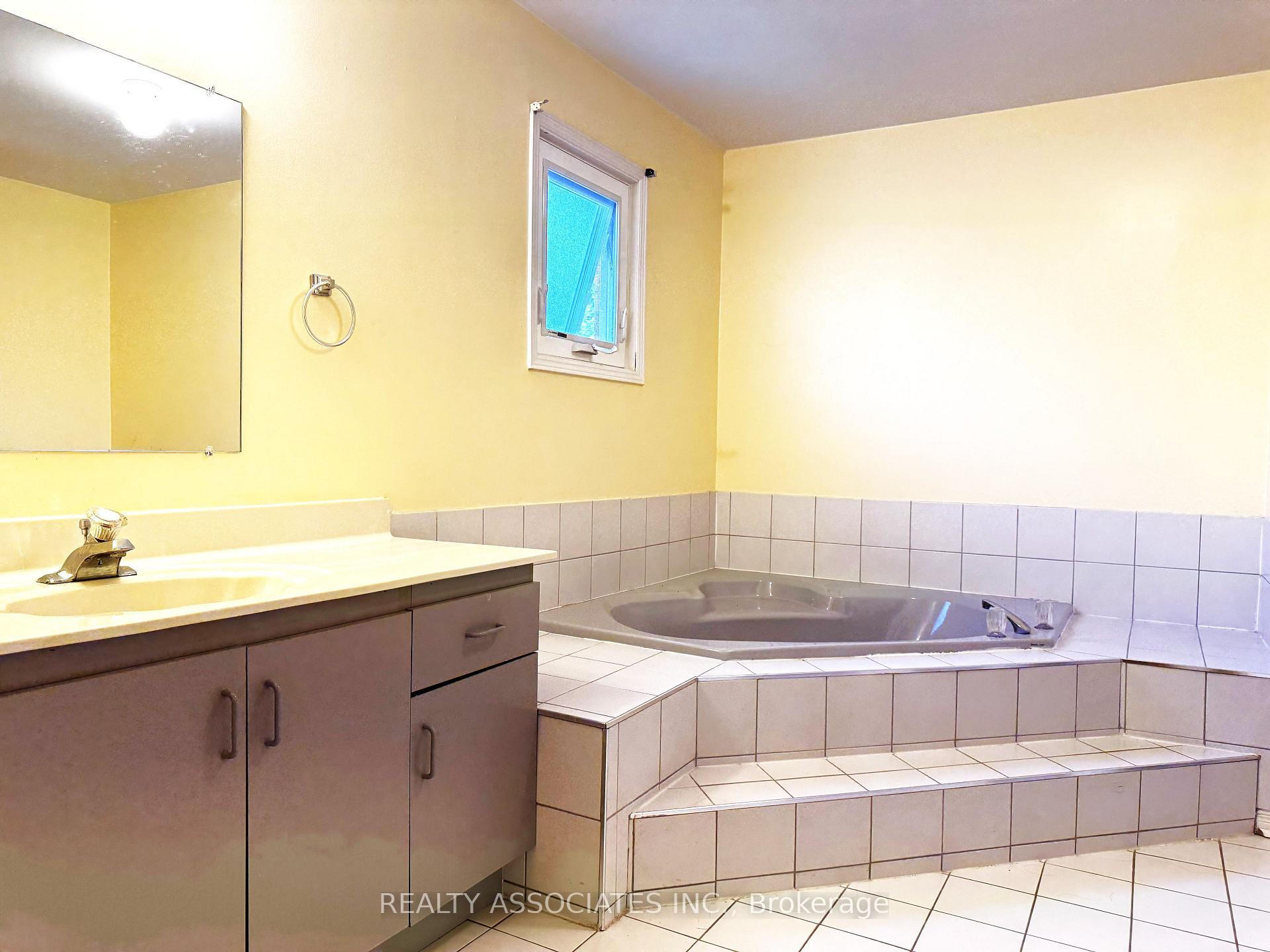 Photo 13 of 46 Lagani Avenue, Richmond Hill, Doncrest — HOMEH