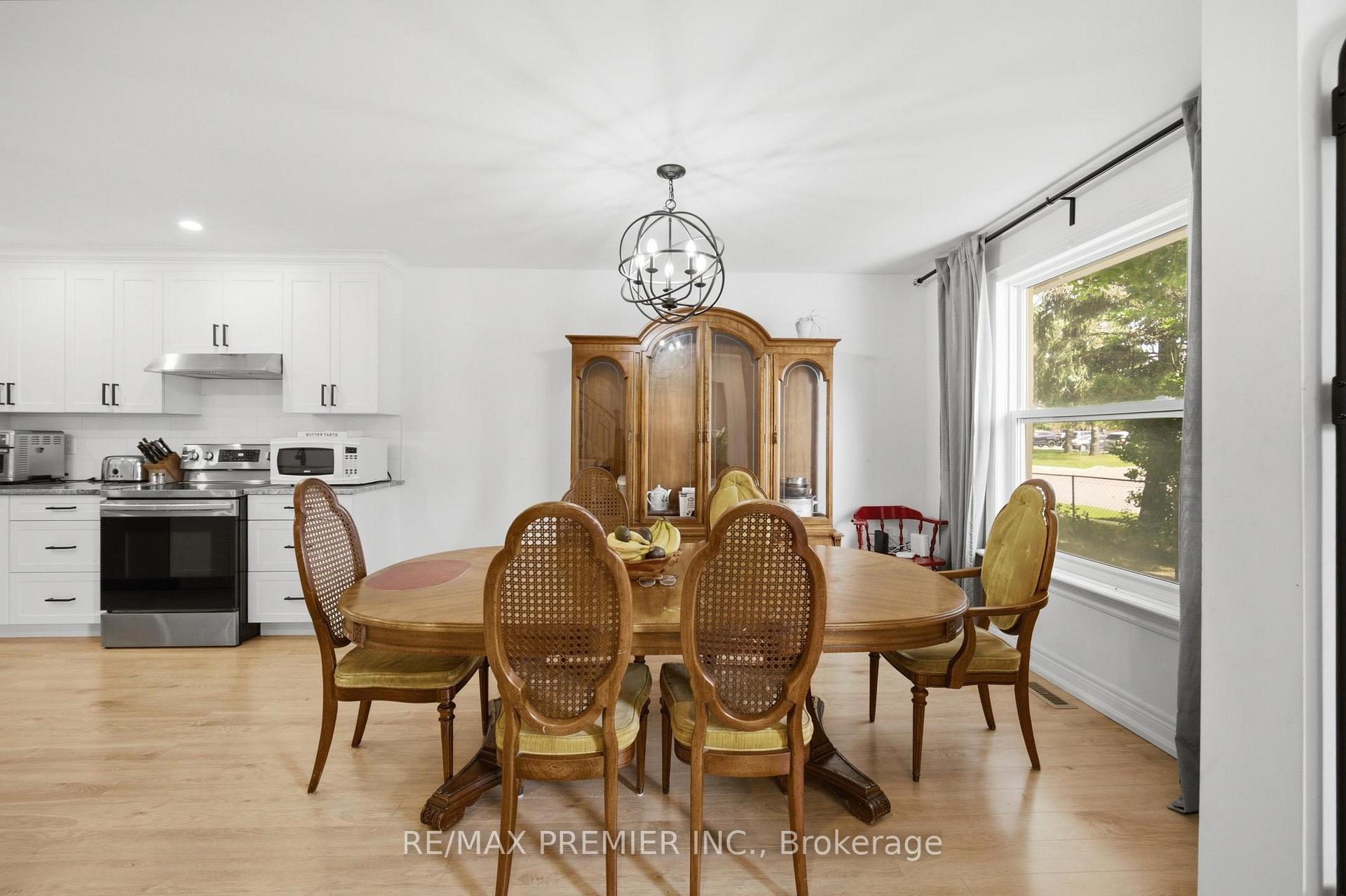 Photo 3 of 115 William Roe Boulevard, Newmarket, Central Newmarket — HOMEH