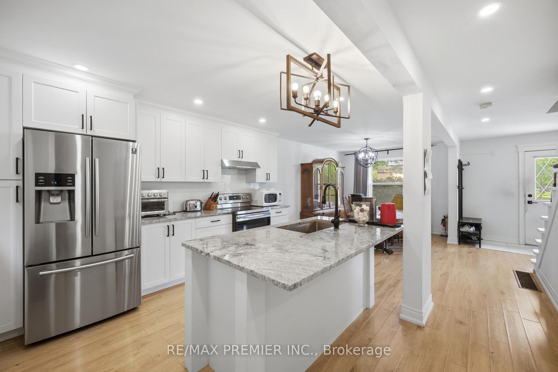 Photo 5 of 115 William Roe Boulevard, Newmarket, Central Newmarket — HOMEH