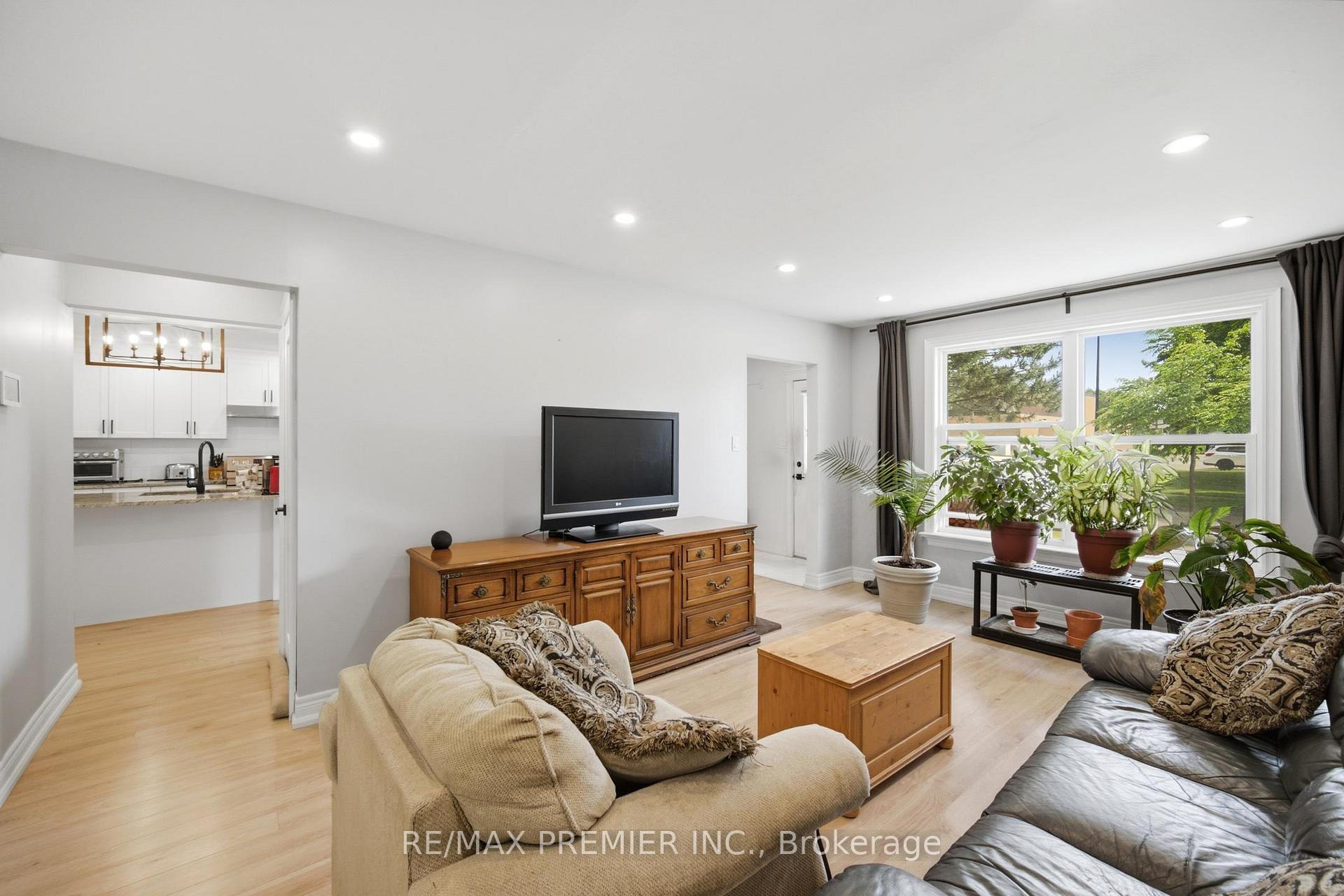 Photo 6 of 115 William Roe Boulevard, Newmarket, Central Newmarket — HOMEH