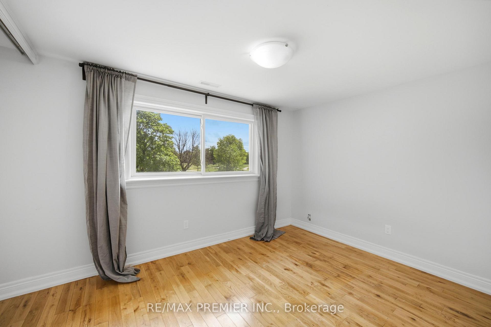 Photo 10 of 115 William Roe Boulevard, Newmarket, Central Newmarket — HOMEH