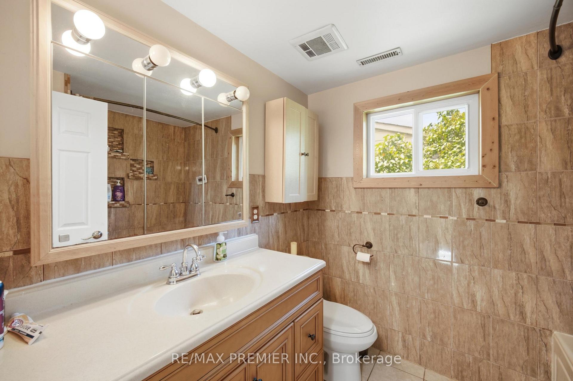 Photo 11 of 115 William Roe Boulevard, Newmarket, Central Newmarket — HOMEH