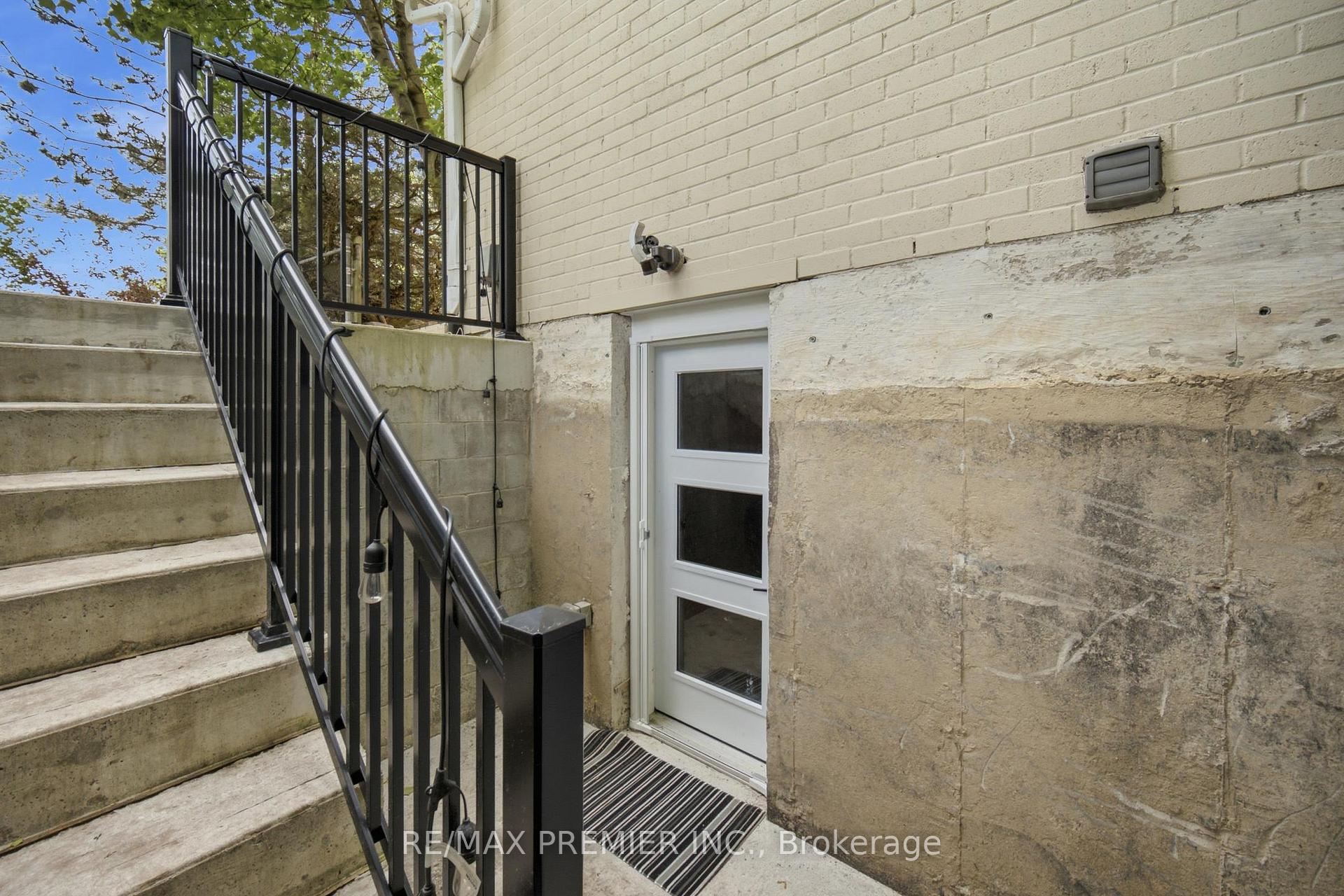 Photo 14 of 115 William Roe Boulevard, Newmarket, Central Newmarket — HOMEH