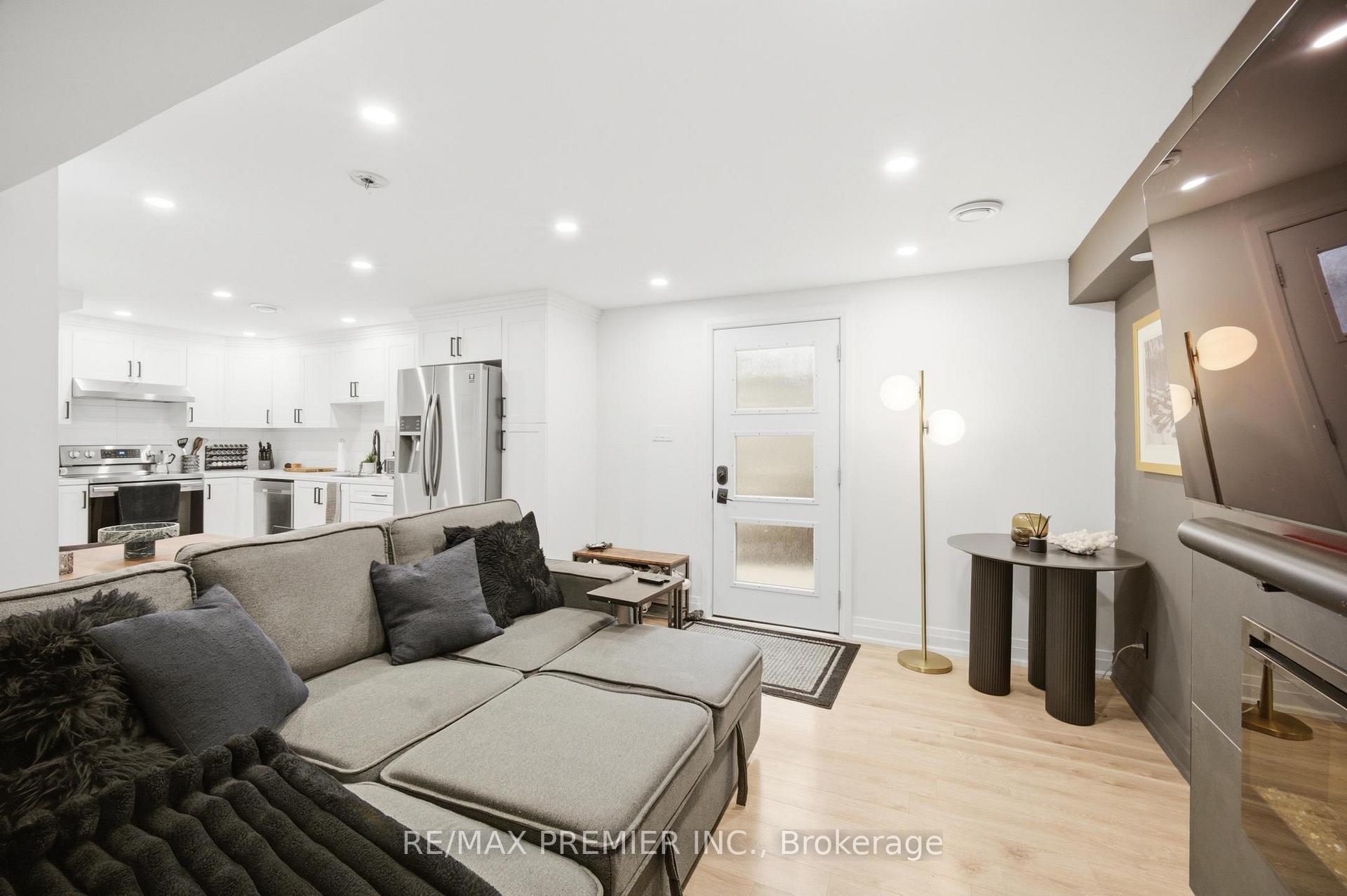 Photo 15 of 115 William Roe Boulevard, Newmarket, Central Newmarket — HOMEH