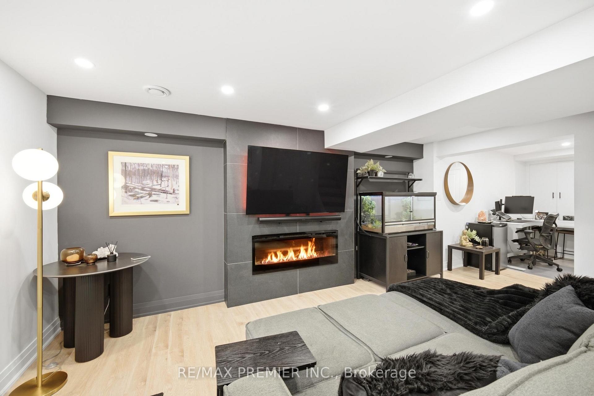Photo 16 of 115 William Roe Boulevard, Newmarket, Central Newmarket — HOMEH