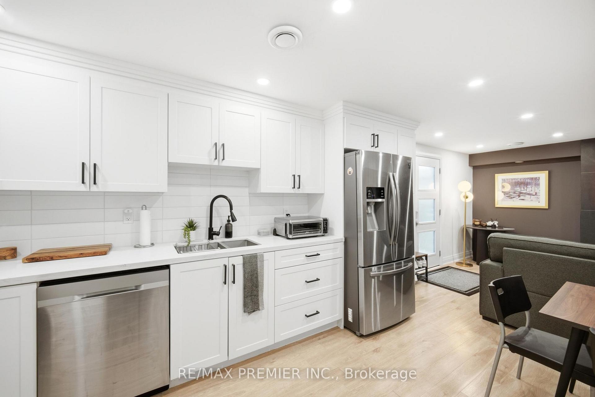 Photo 17 of 115 William Roe Boulevard, Newmarket, Central Newmarket — HOMEH