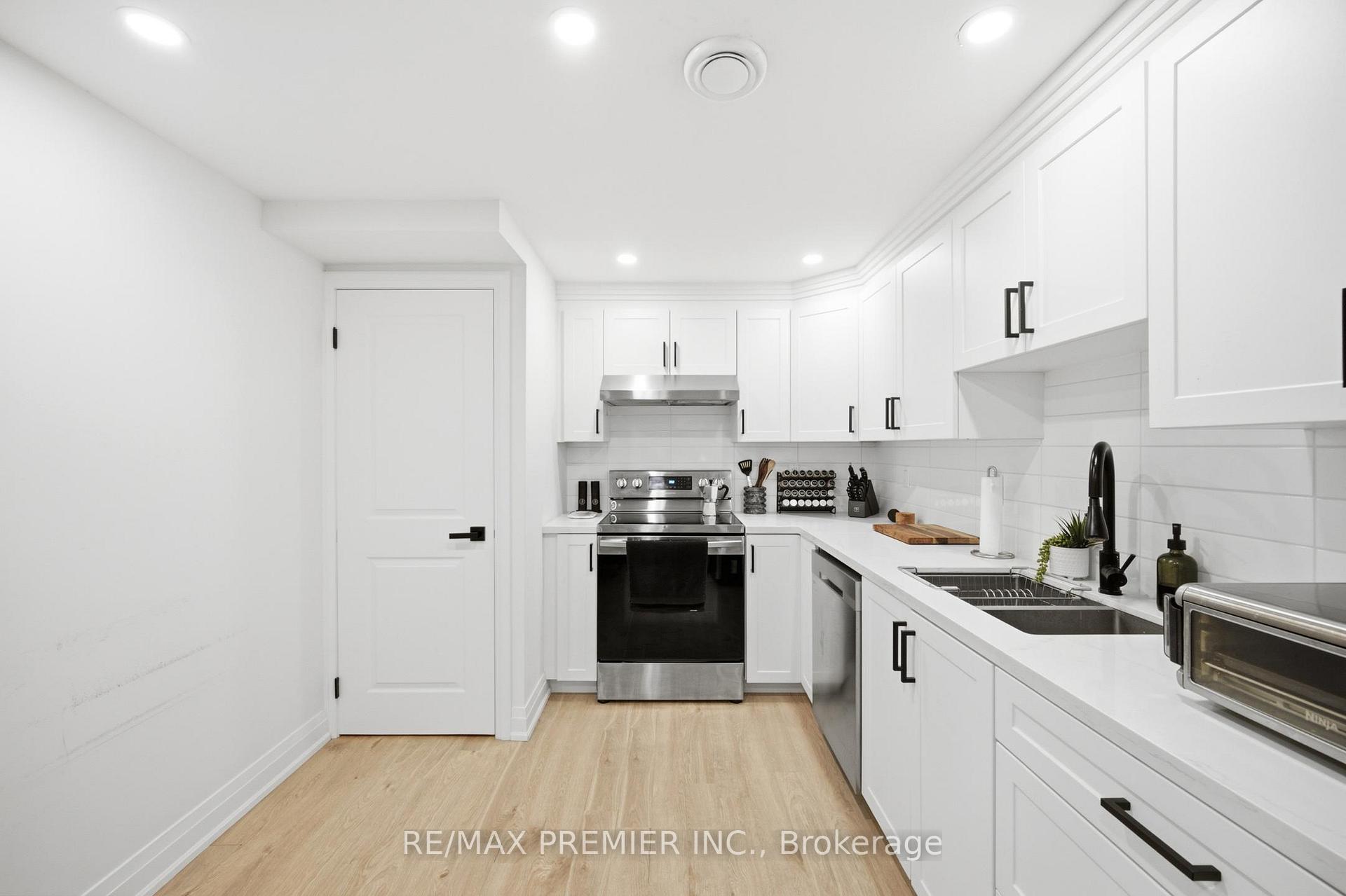 Photo 18 of 115 William Roe Boulevard, Newmarket, Central Newmarket — HOMEH