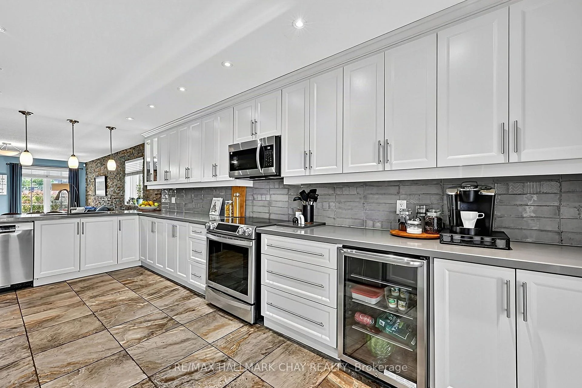 Photo 7 of 76 Shalom Way, Barrie, Painswick South — HOMEH