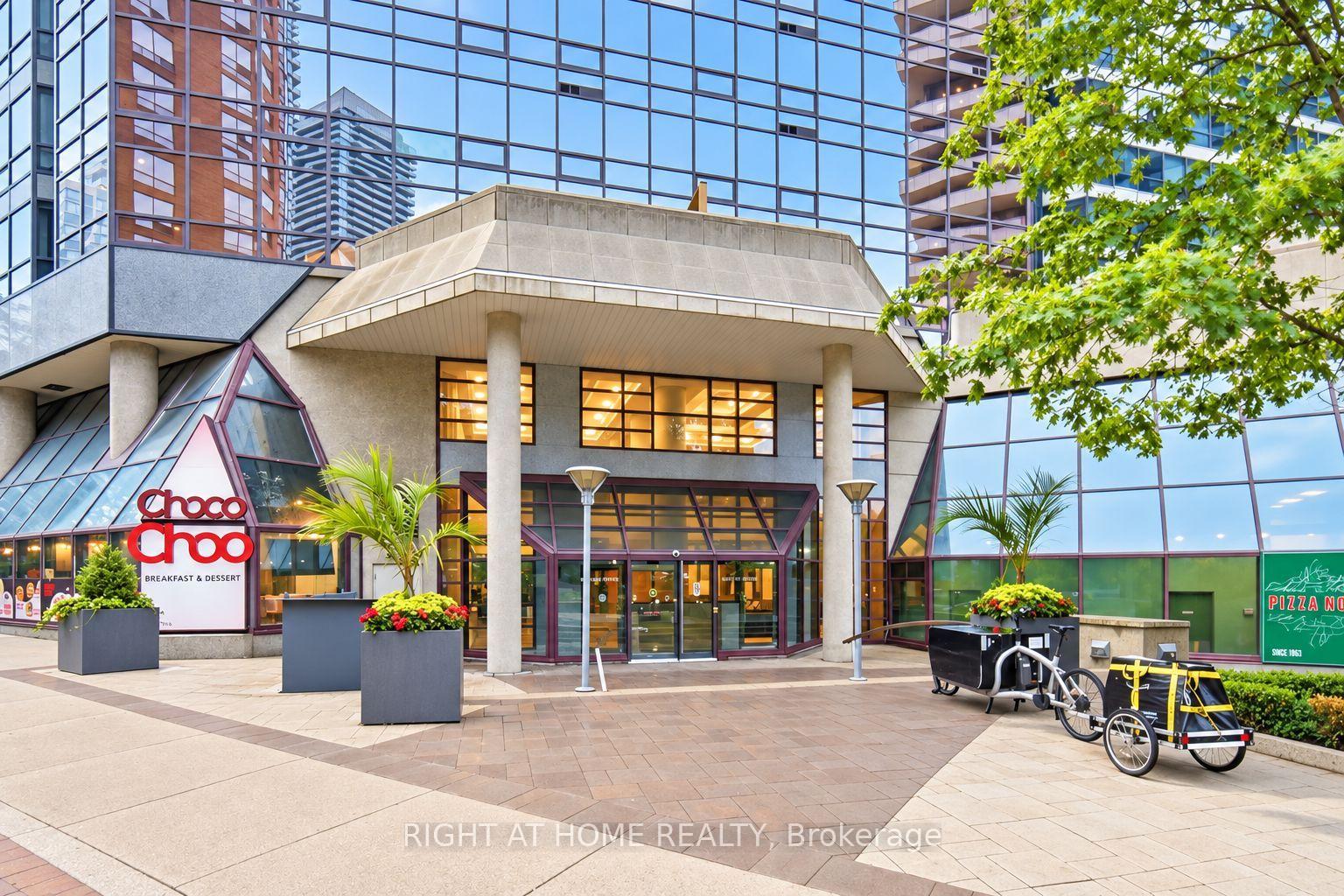 Photo 5 of Unit 402, 1001 Bay Street, Toronto, Bay Street Corridor — HOMEH