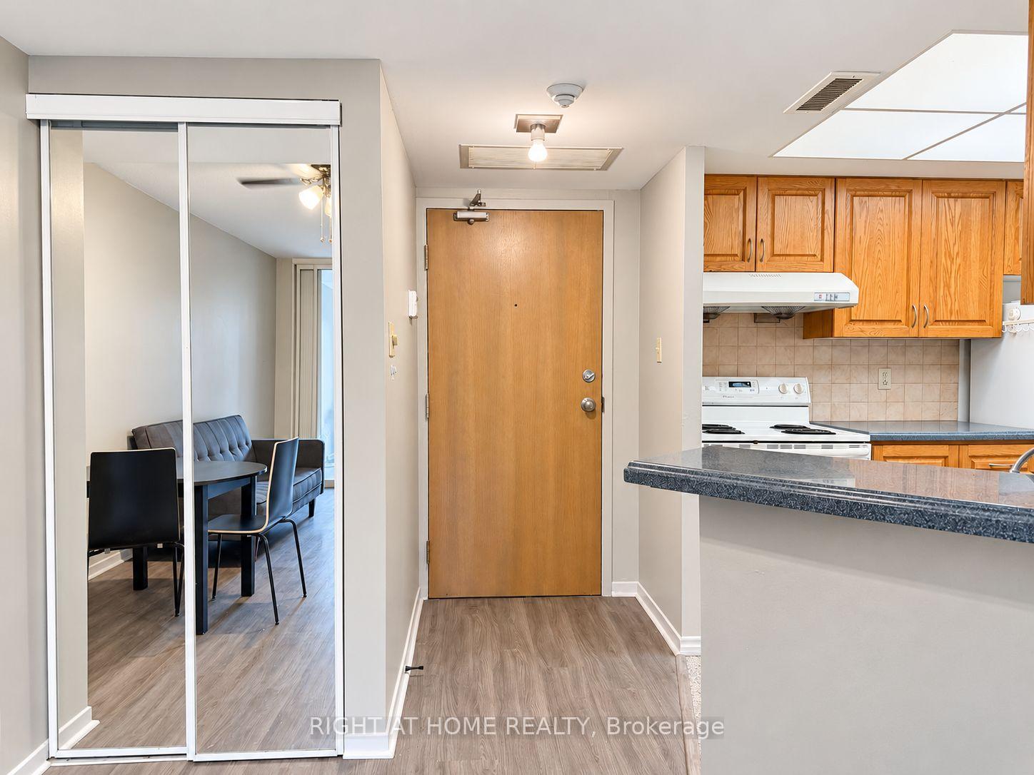 Photo 15 of Unit 402, 1001 Bay Street, Toronto, Bay Street Corridor — HOMEH