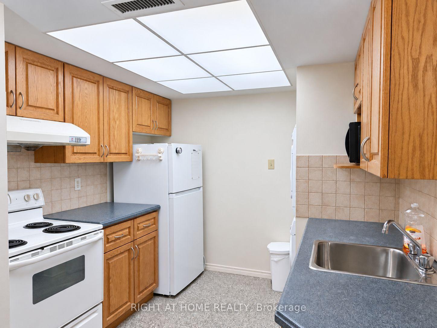 Photo 17 of Unit 402, 1001 Bay Street, Toronto, Bay Street Corridor — HOMEH