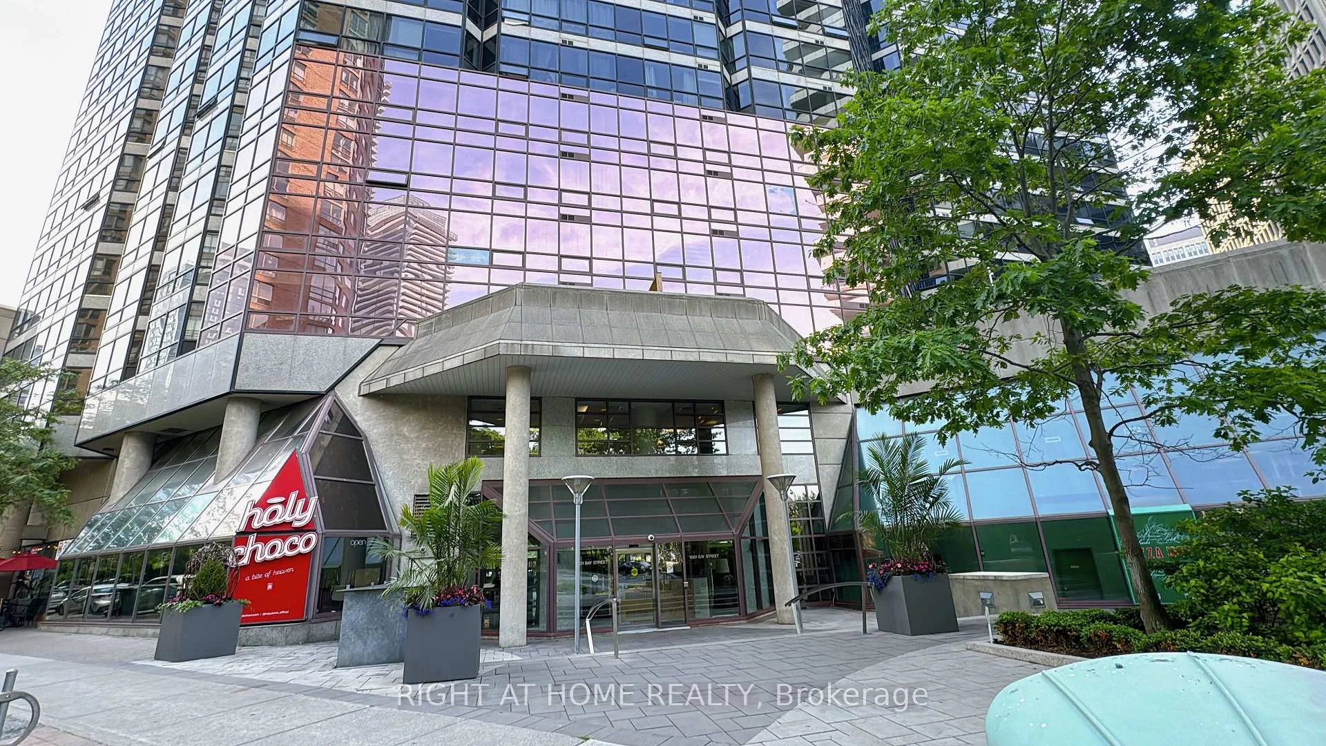 Photo 2 of Unit 402, 1001 Bay Street, Toronto, Bay Street Corridor — HOMEH