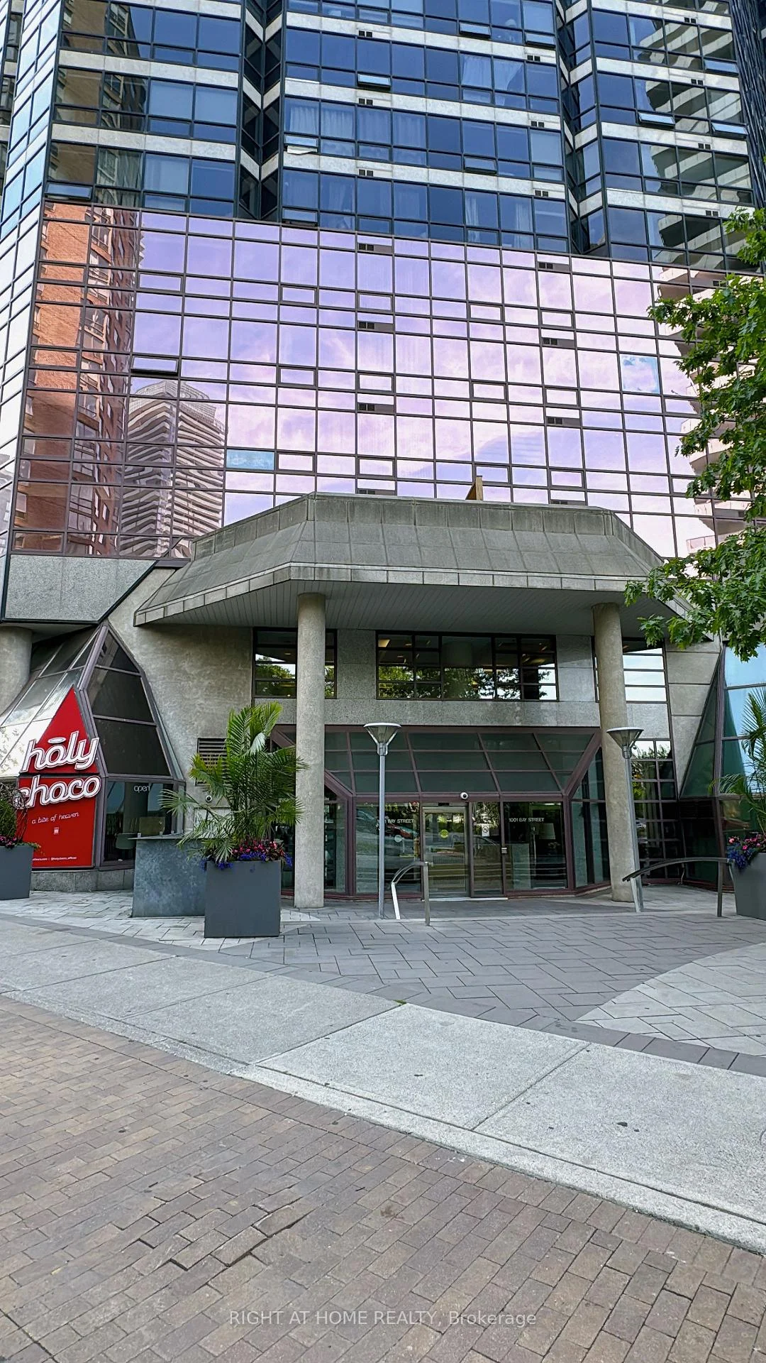 Photo 4 of Unit 402, 1001 Bay Street, Toronto, Bay Street Corridor — HOMEH