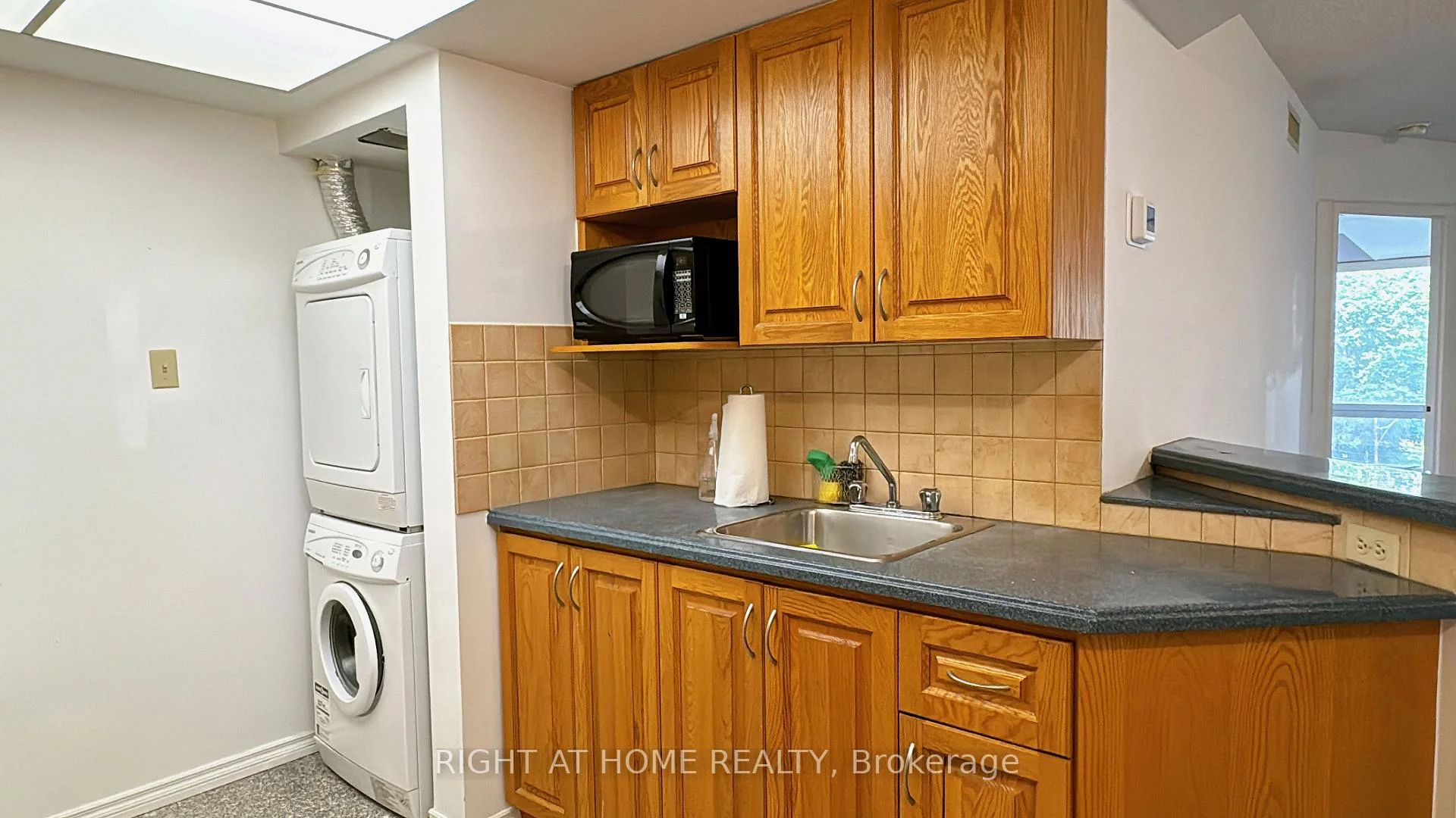 Photo 16 of Unit 402, 1001 Bay Street, Toronto, Bay Street Corridor — HOMEH