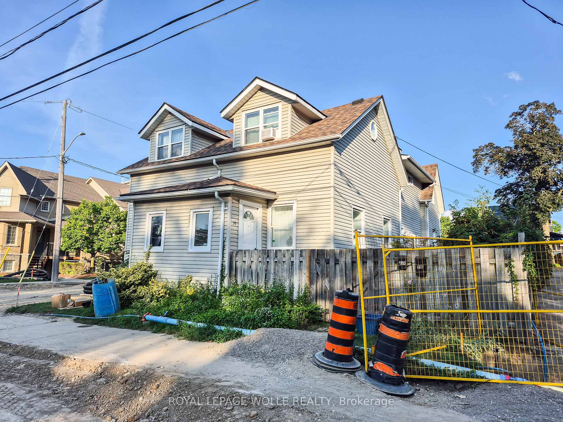 Photo 2 of Unit B, 39 Union Street, Waterloo, Uptown Waterloo/Westmount — HOMEH