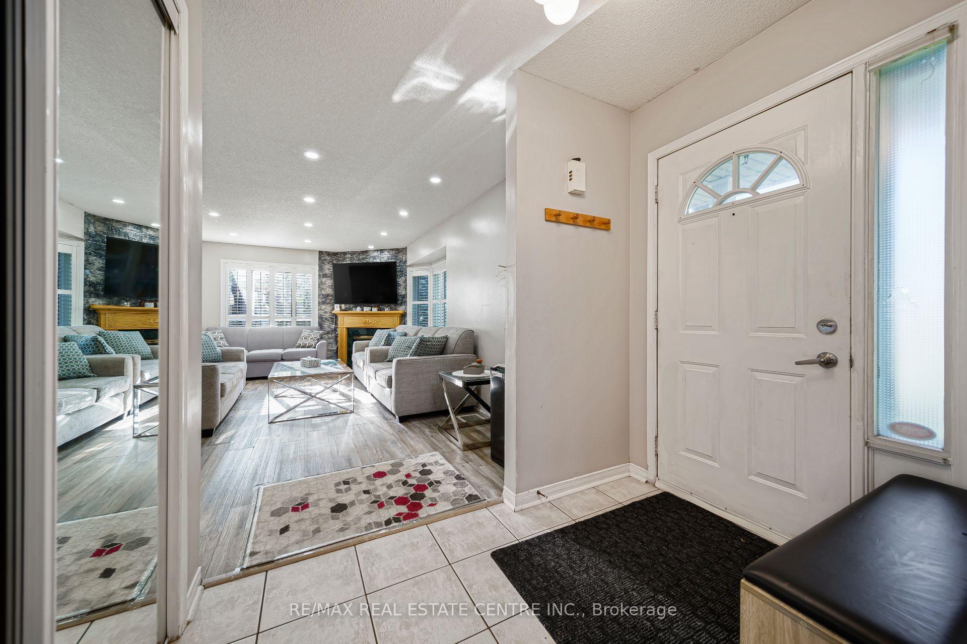Photo 4 of Unit 1, 800 Paramount Drive, Hamilton, Stoney Creek Mountain — HOMEH
