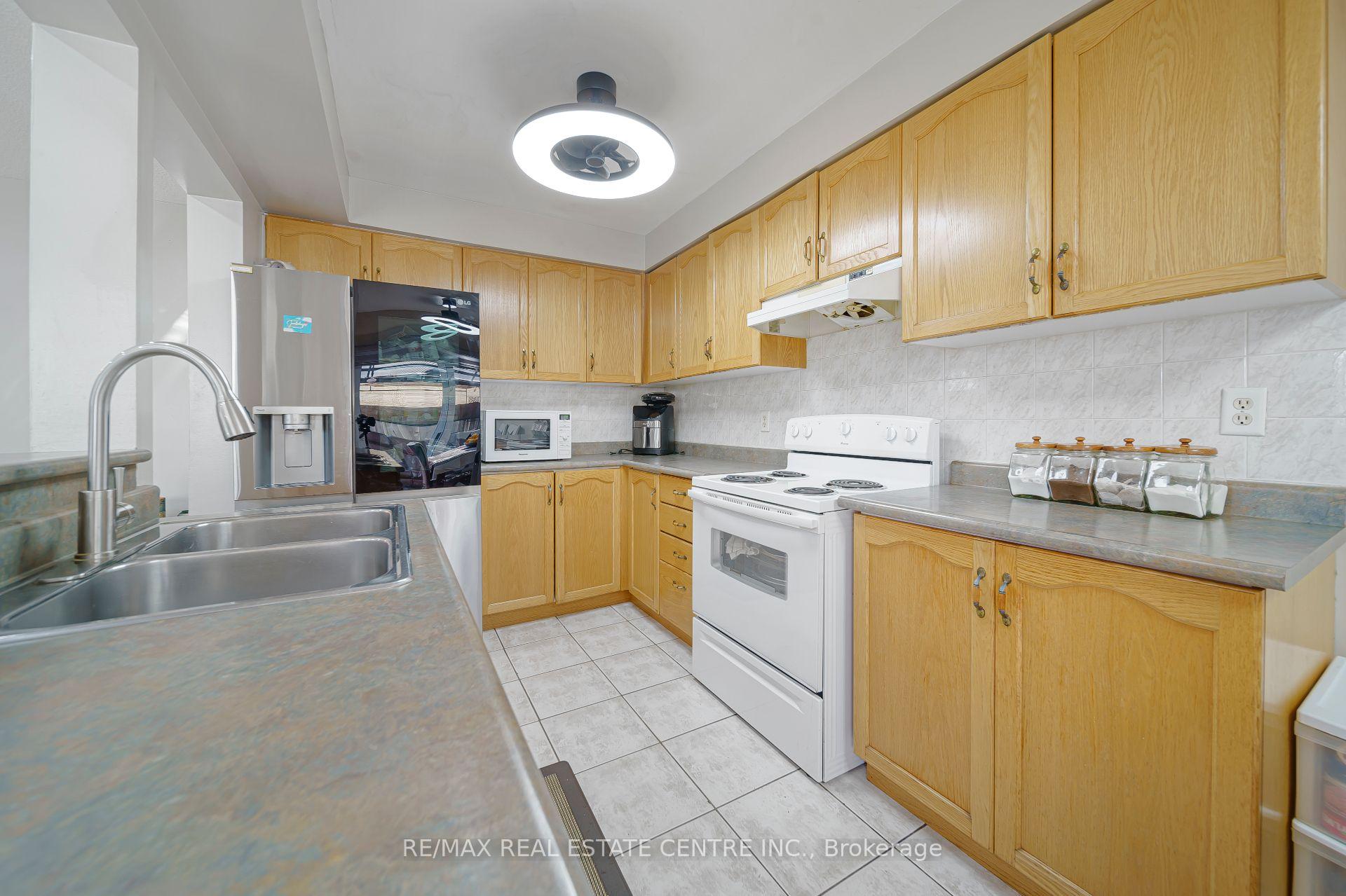 Photo 10 of Unit 1, 800 Paramount Drive, Hamilton, Stoney Creek Mountain — HOMEH