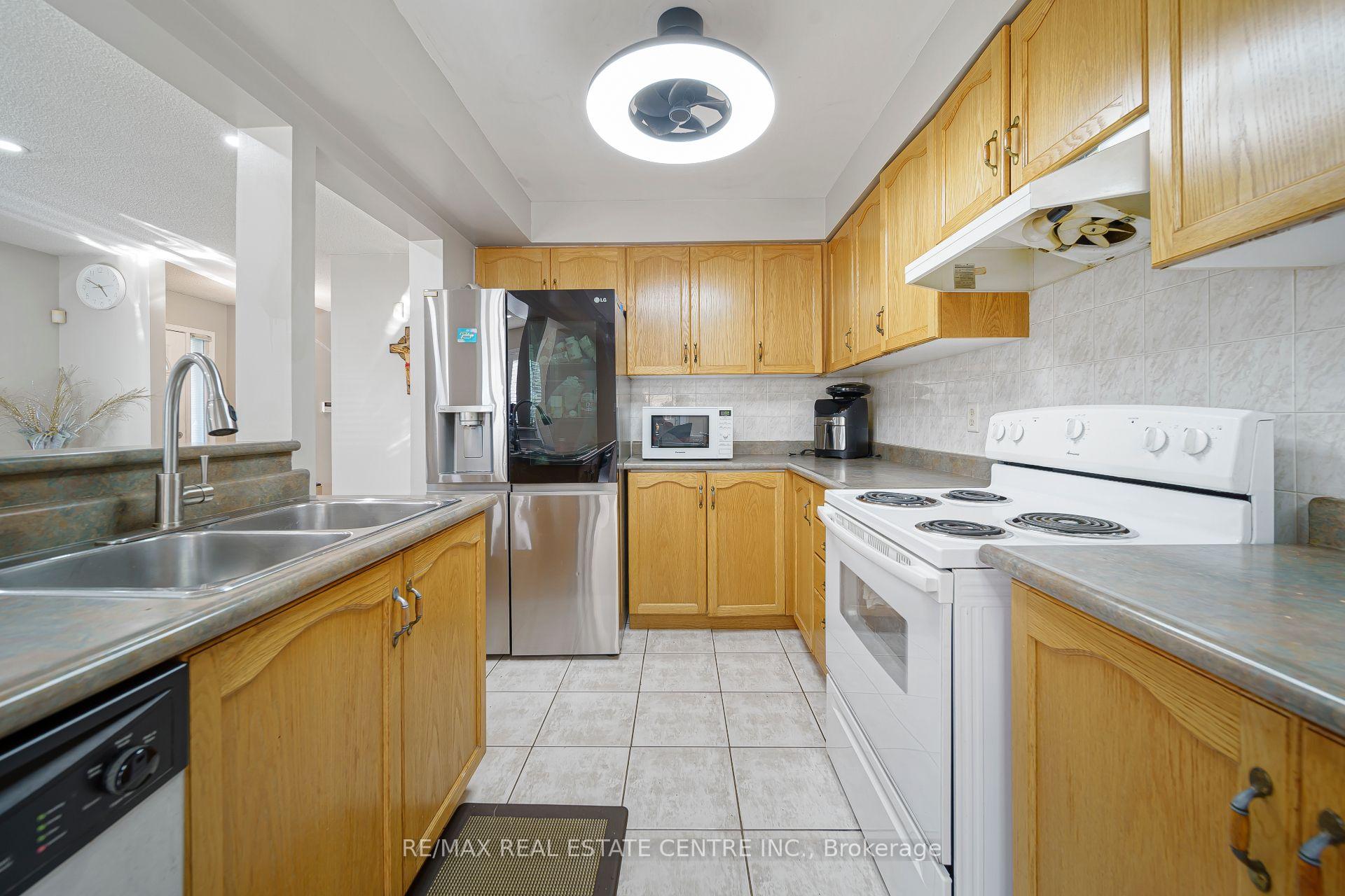 Photo 11 of Unit 1, 800 Paramount Drive, Hamilton, Stoney Creek Mountain — HOMEH