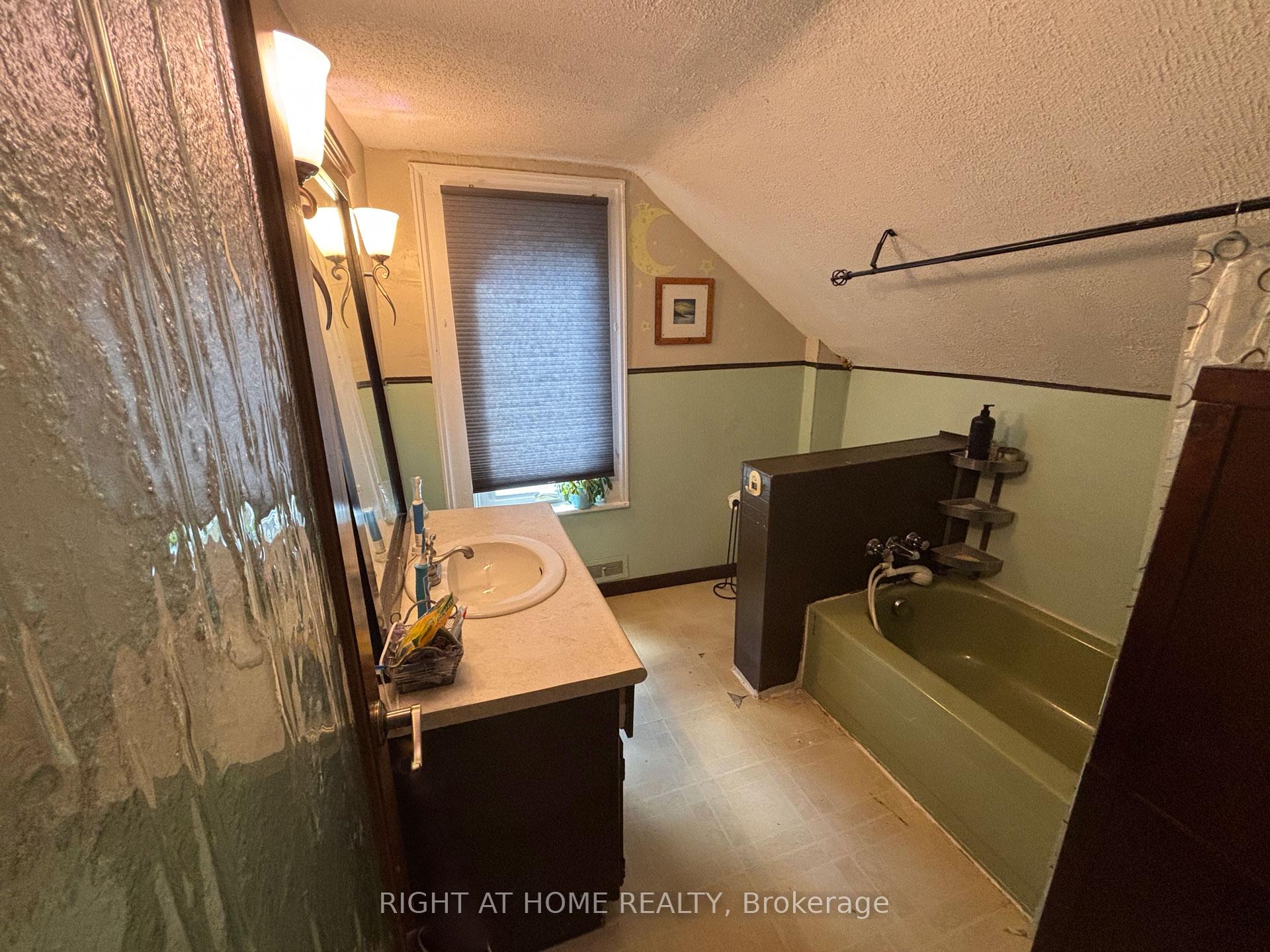 Photo 11 of 69 Berry Street, Meaford — HOMEH