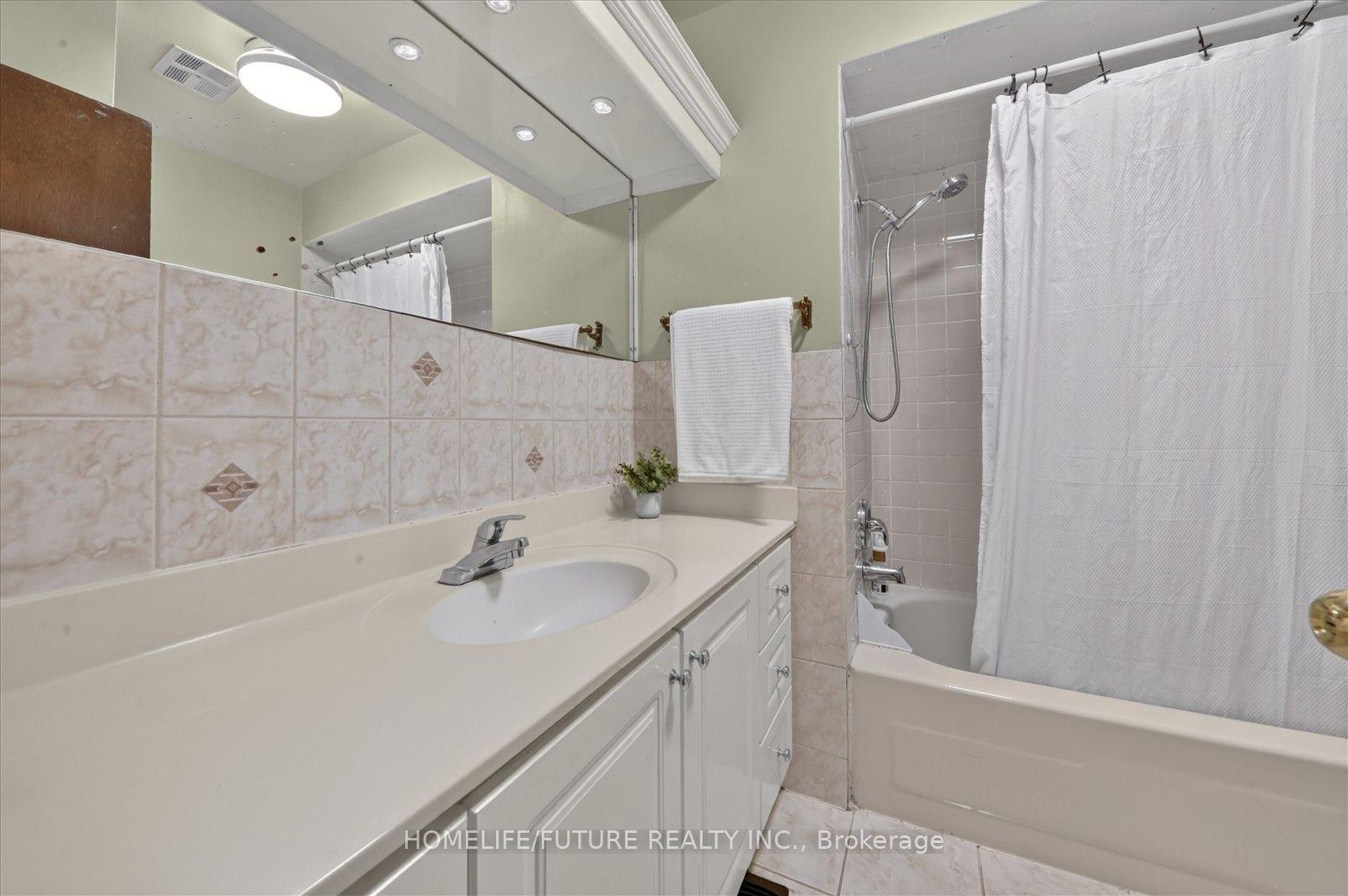 Photo 23 of 24 Cleethorpes Boulevard, Scarborough, Agincourt South-Malvern West — HOMEH