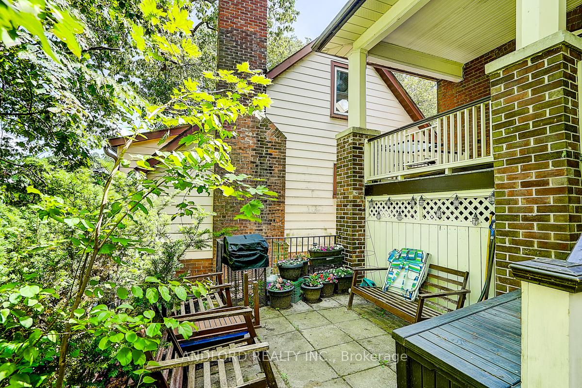 Photo 6 of Unit Upper Unit, 92 Neville Park Boulevard, Toronto, The Beaches — HOMEH