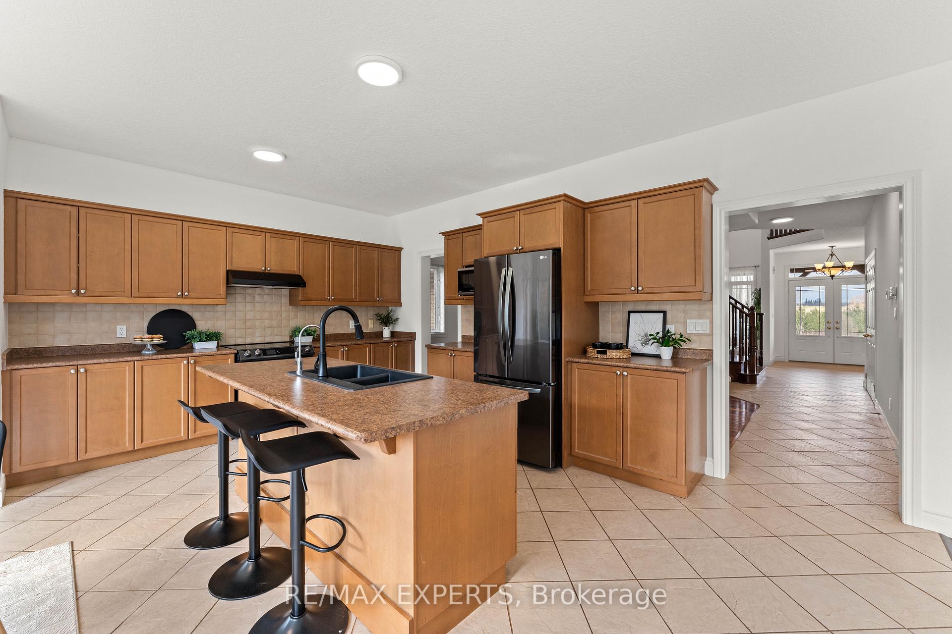 Photo 17 of 66 Schweitzer Crescent, Wellesley — HOMEH
