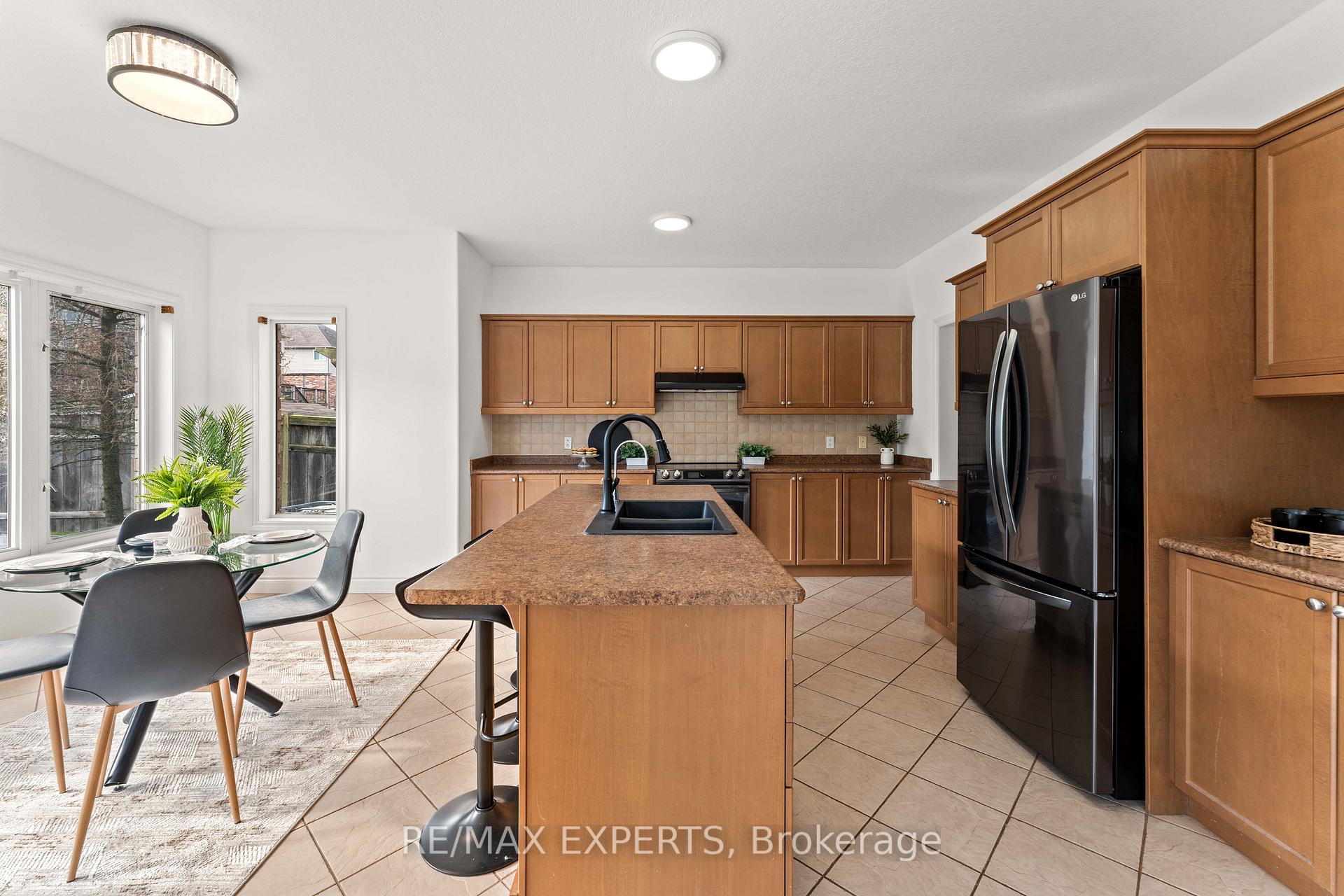 Photo 18 of 66 Schweitzer Crescent, Wellesley — HOMEH