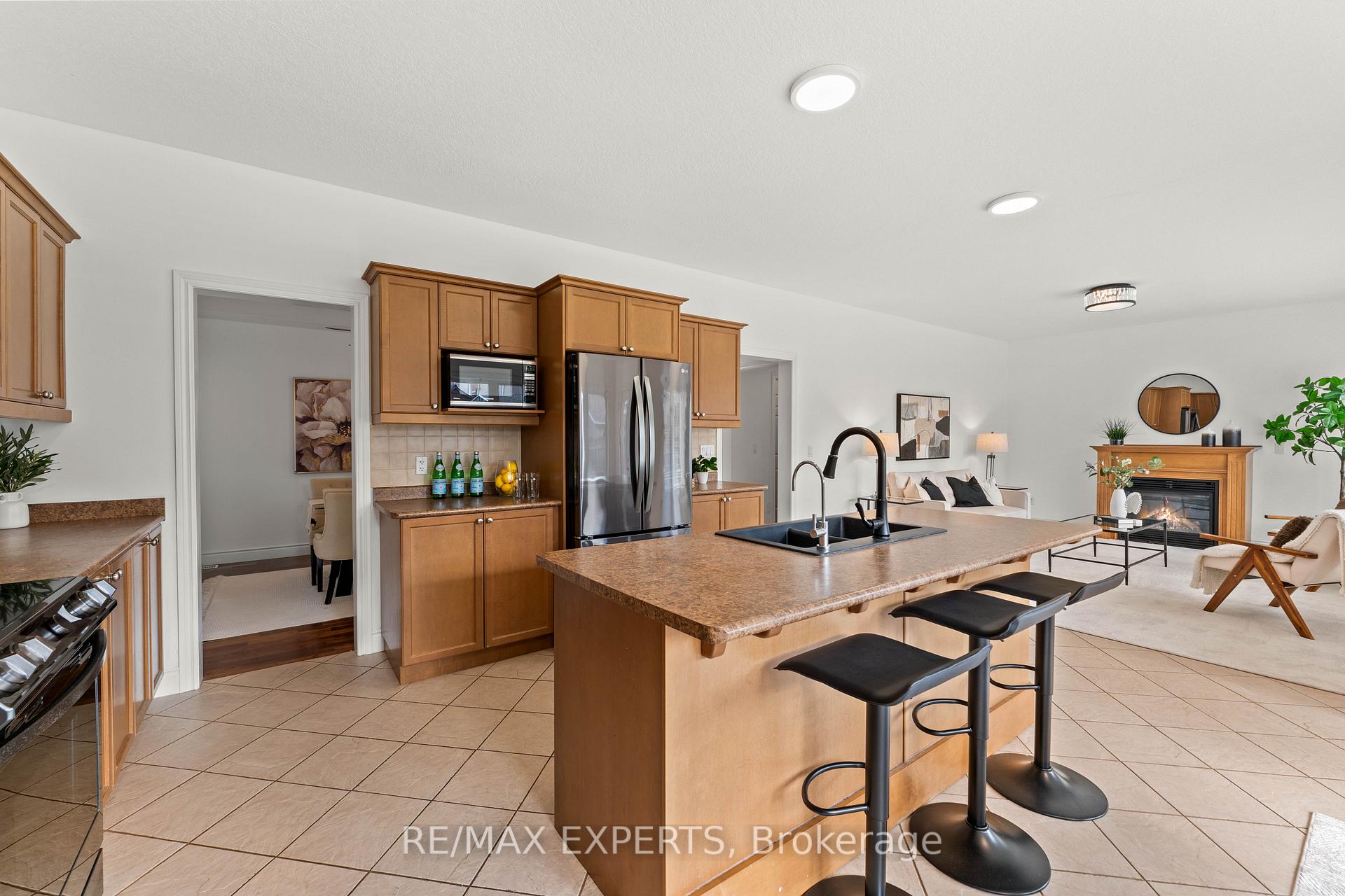 Photo 19 of 66 Schweitzer Crescent, Wellesley — HOMEH