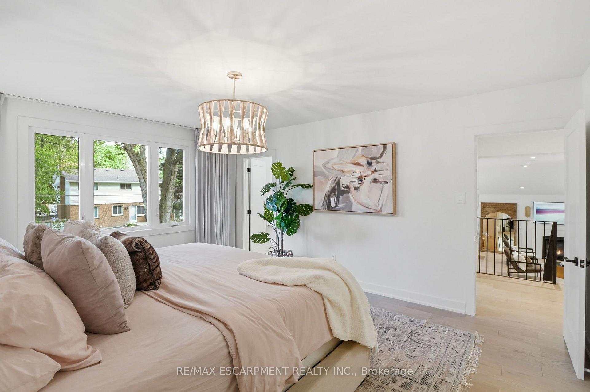 Photo 15 of 345 Rankin Drive, Burlington, Roseland — HOMEH