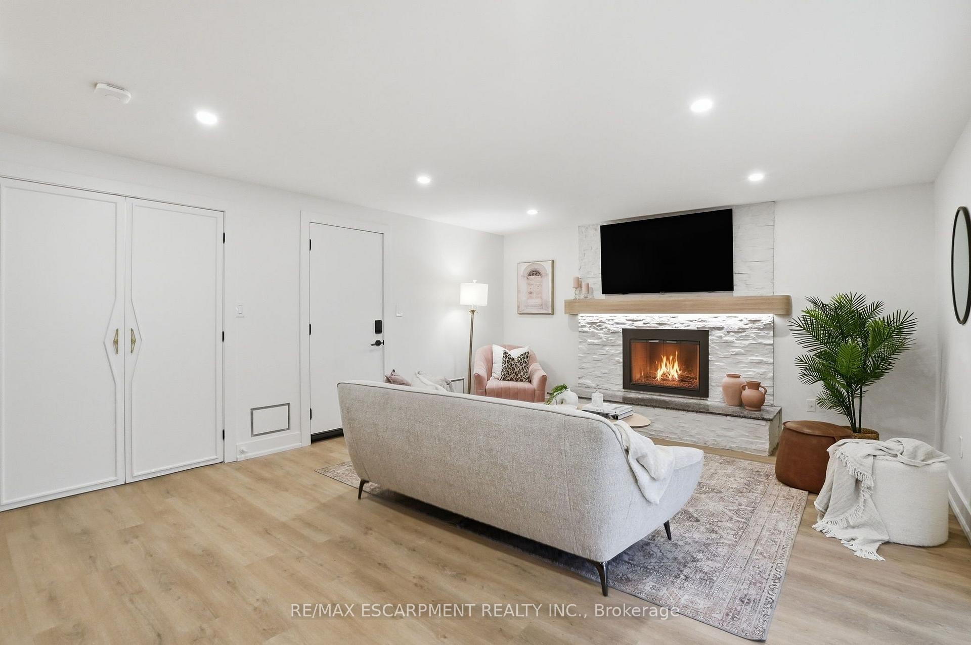 Photo 28 of 345 Rankin Drive, Burlington, Roseland — HOMEH