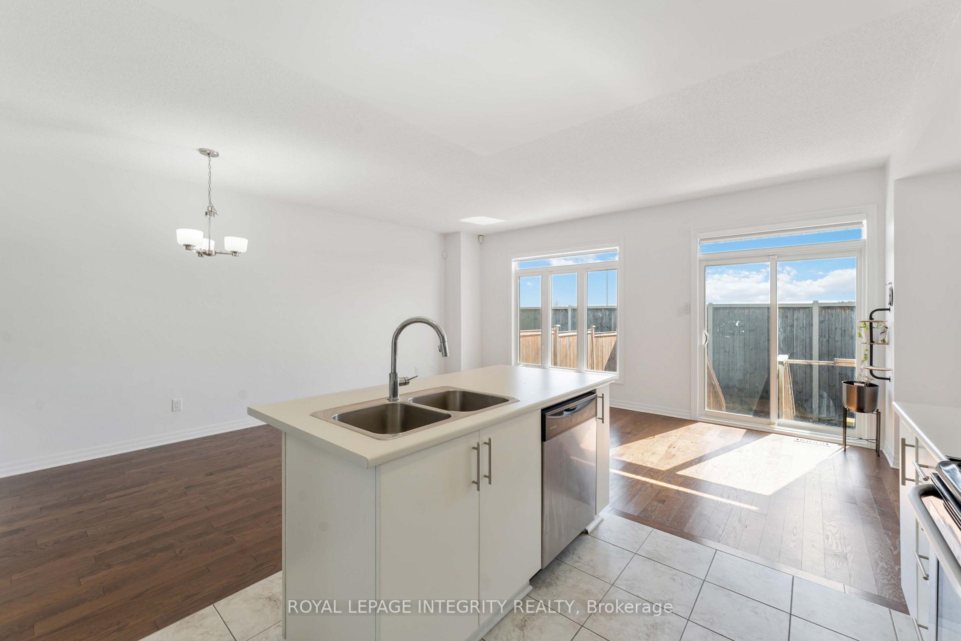 Photo 12 of 521 Rioja Street, Ottawa, Kanata - Emerald Meadows/Trailwest — HOMEH