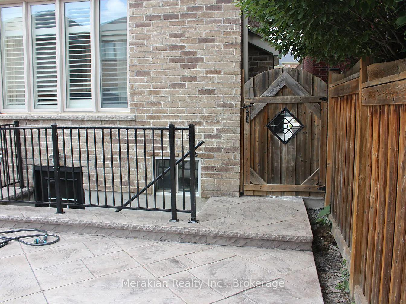 Photo 9 of 48 Mediterranean Crescent, Brampton, Bram West — HOMEH