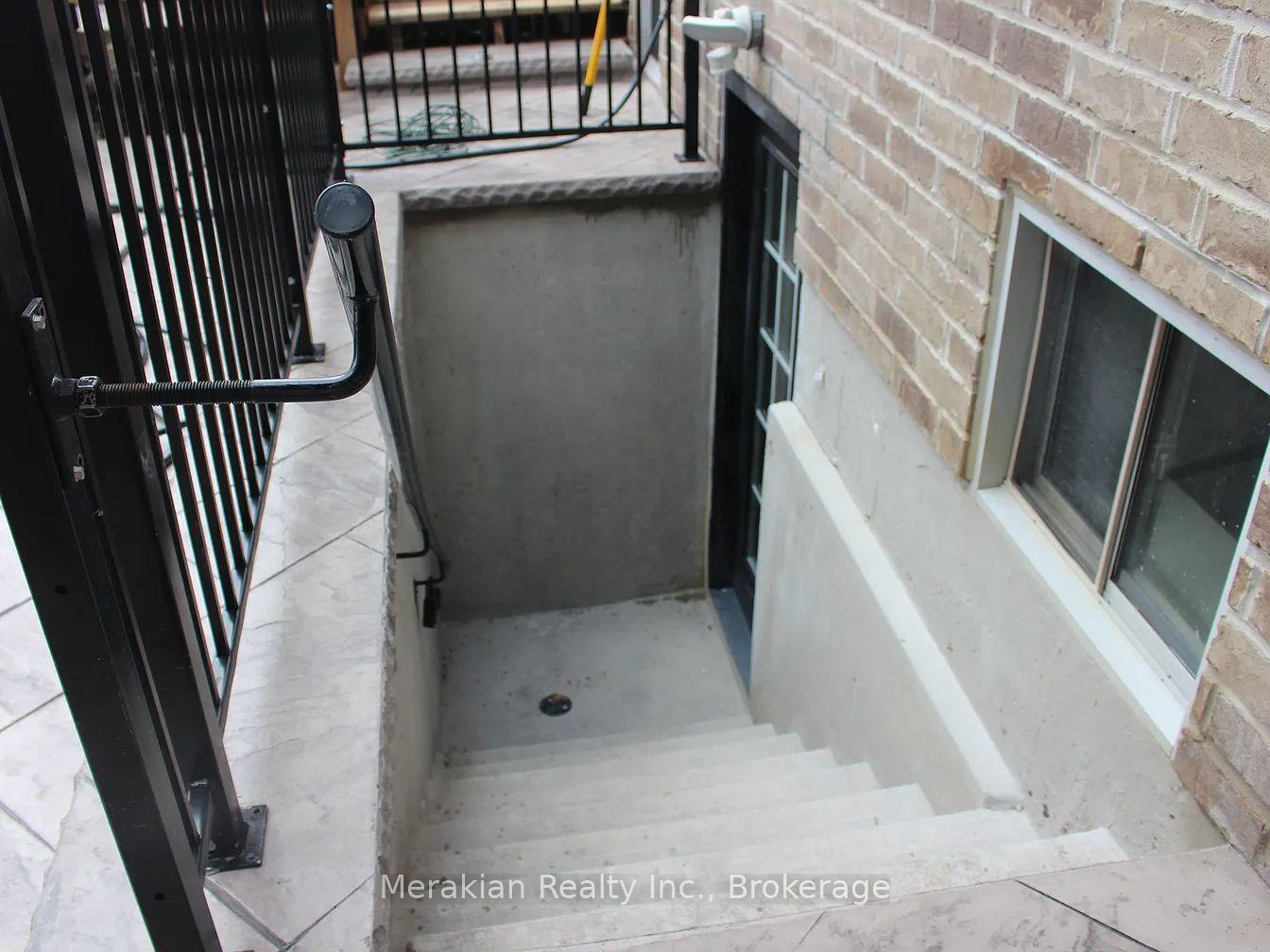 Photo 11 of 48 Mediterranean Crescent, Brampton, Bram West — HOMEH