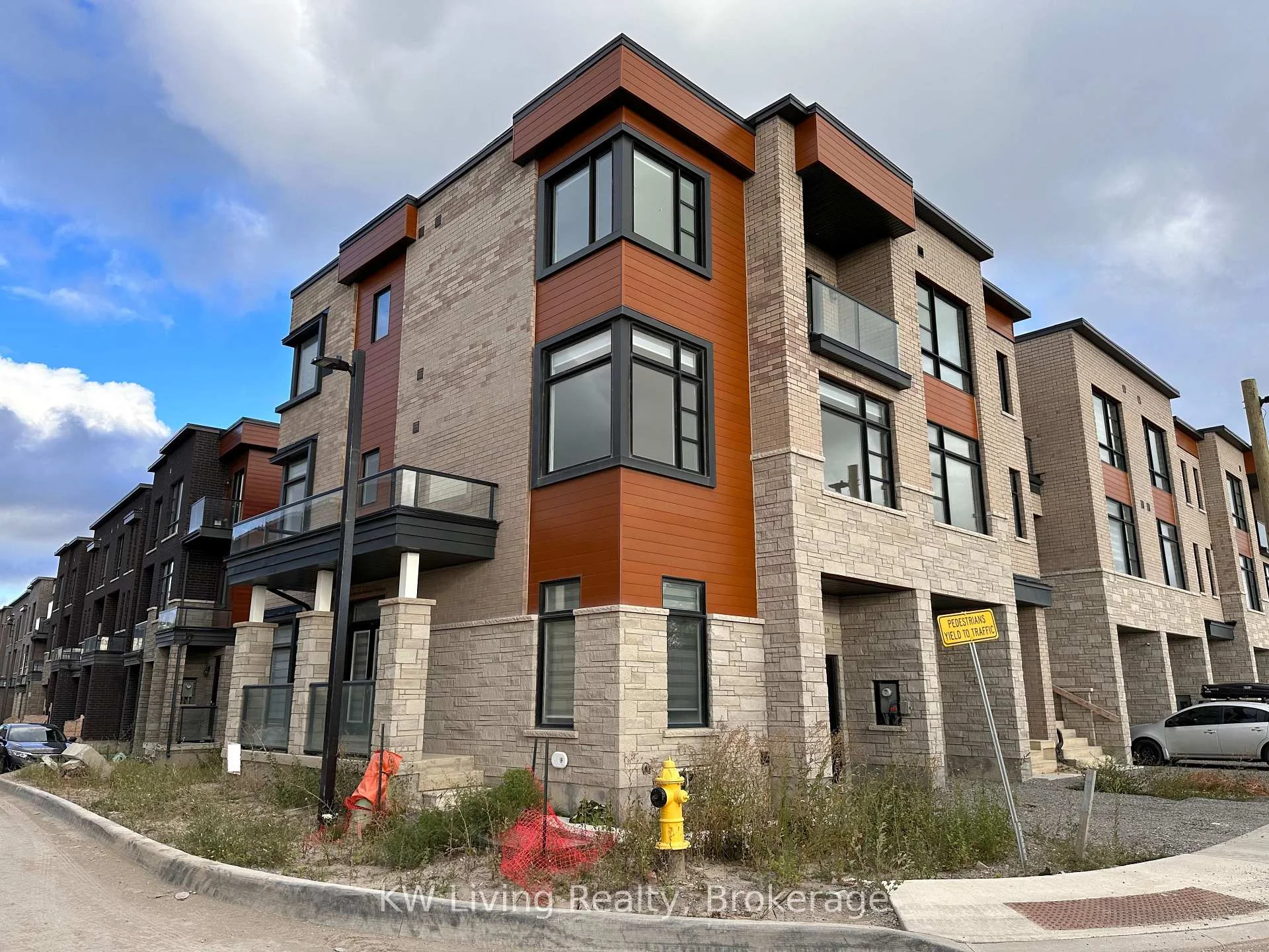 Photo 2 of 118 Wascana Road, Vaughan, Elder Mills — HOMEH