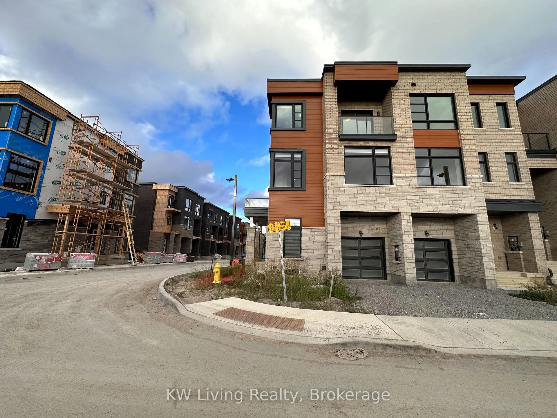 Photo 4 of 118 Wascana Road, Vaughan, Elder Mills — HOMEH