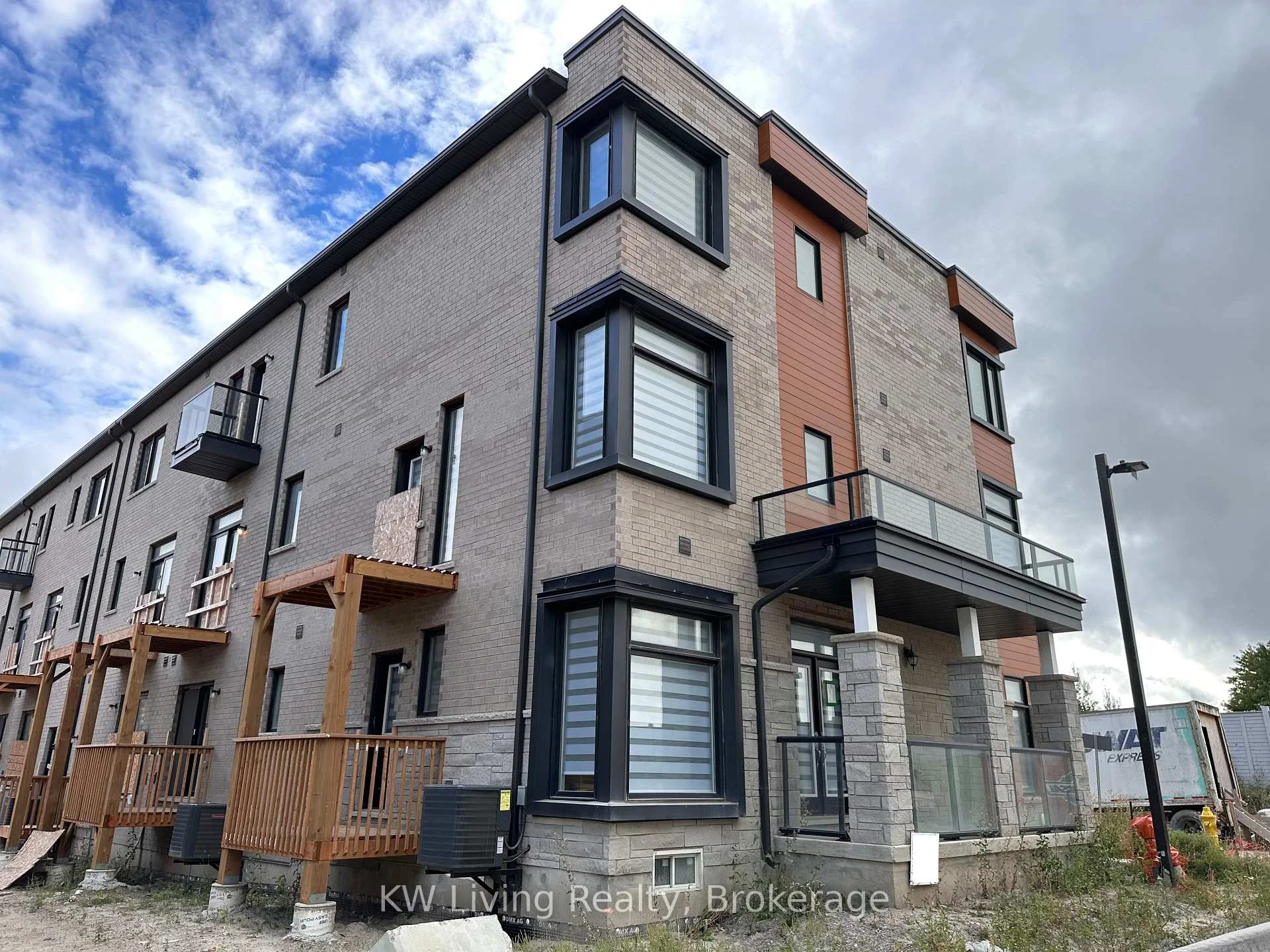 Photo 11 of 118 Wascana Road, Vaughan, Elder Mills — HOMEH