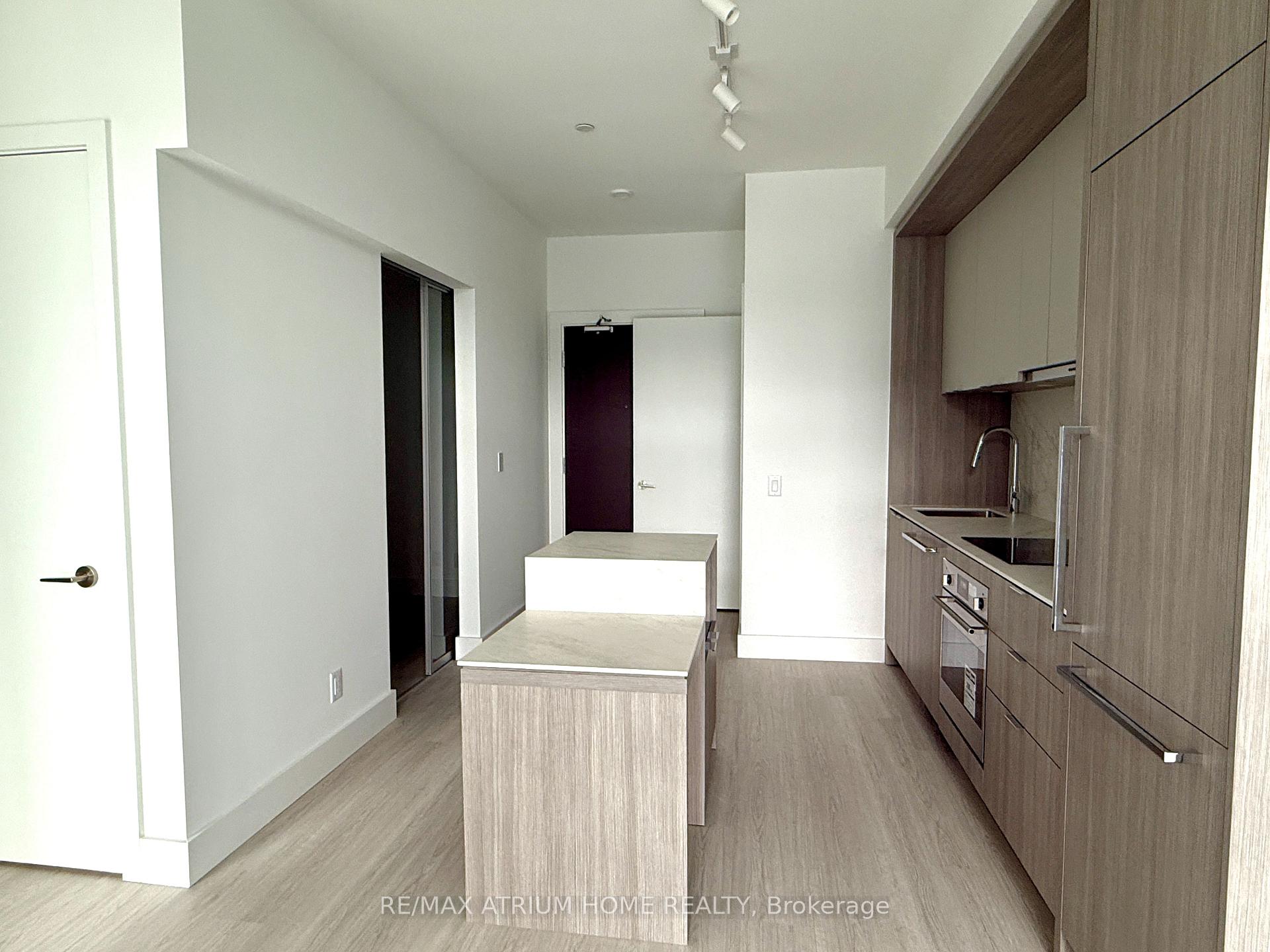 Photo 3 of Unit 704, 6 Greenbriar Road, North York, Bayview Village — HOMEH