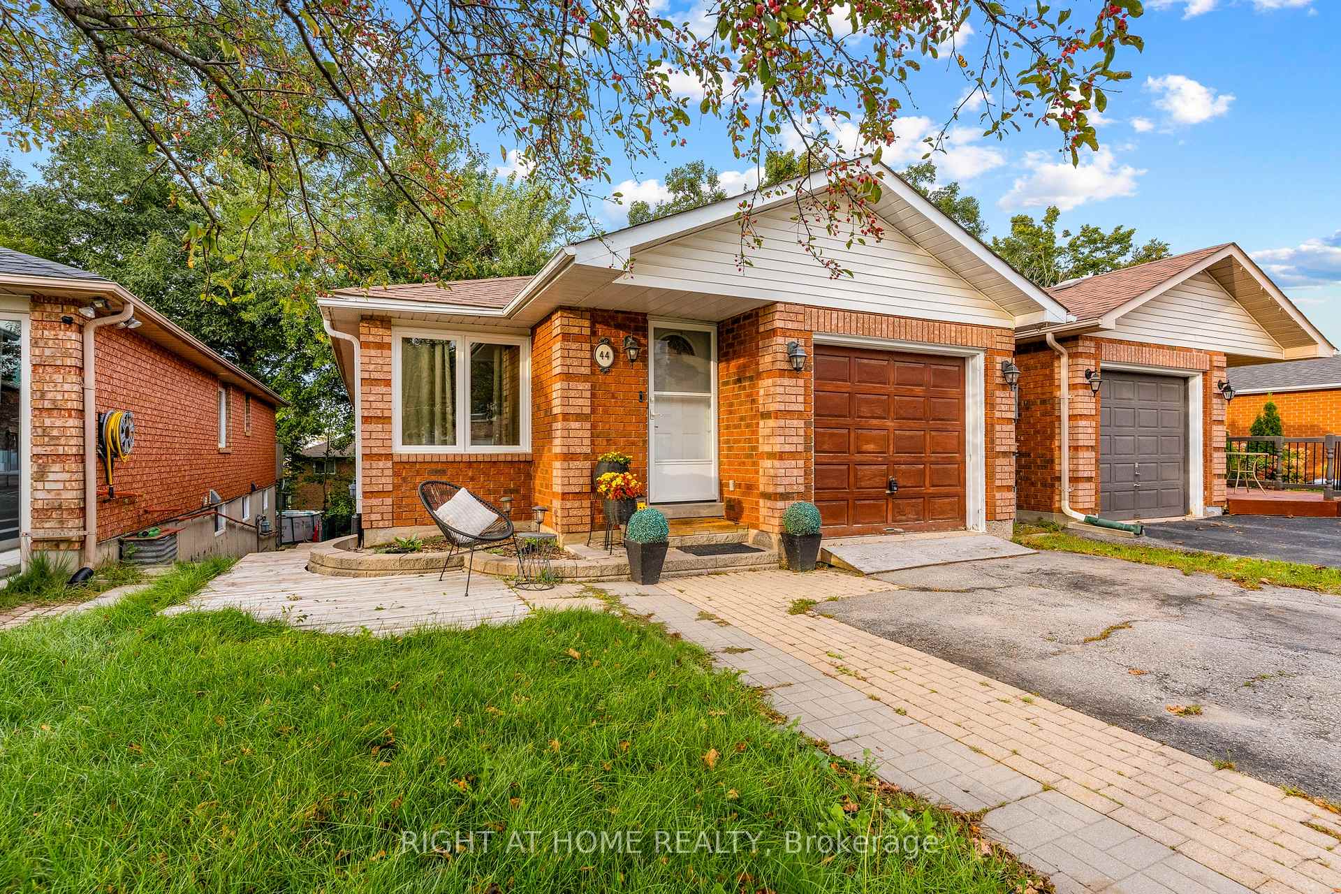 Photo 2 of 44 Ferguson Drive, Barrie, Northwest — HOMEH