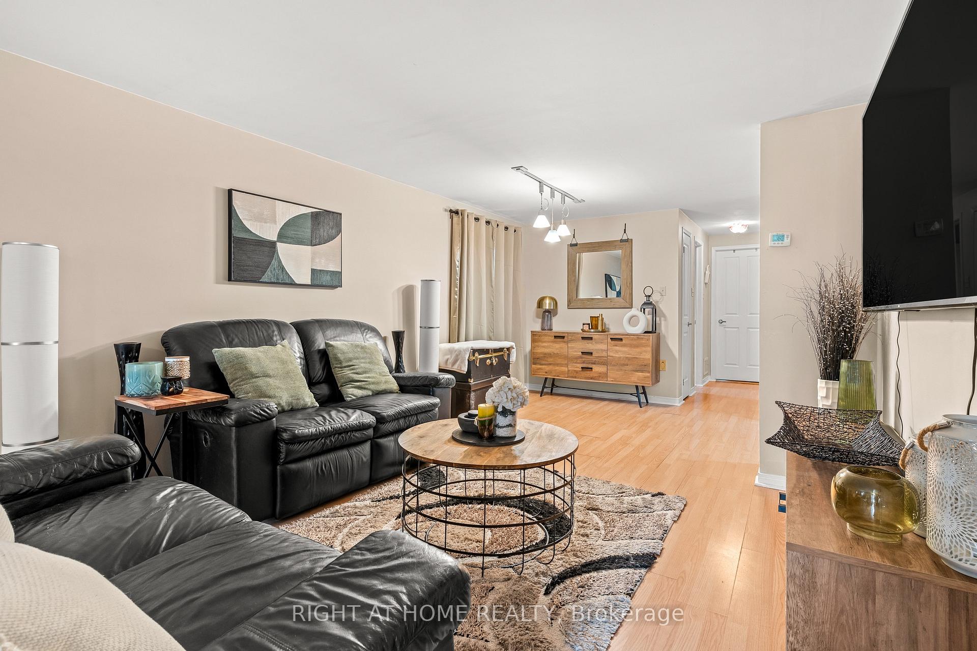 Photo 4 of 44 Ferguson Drive, Barrie, Northwest — HOMEH