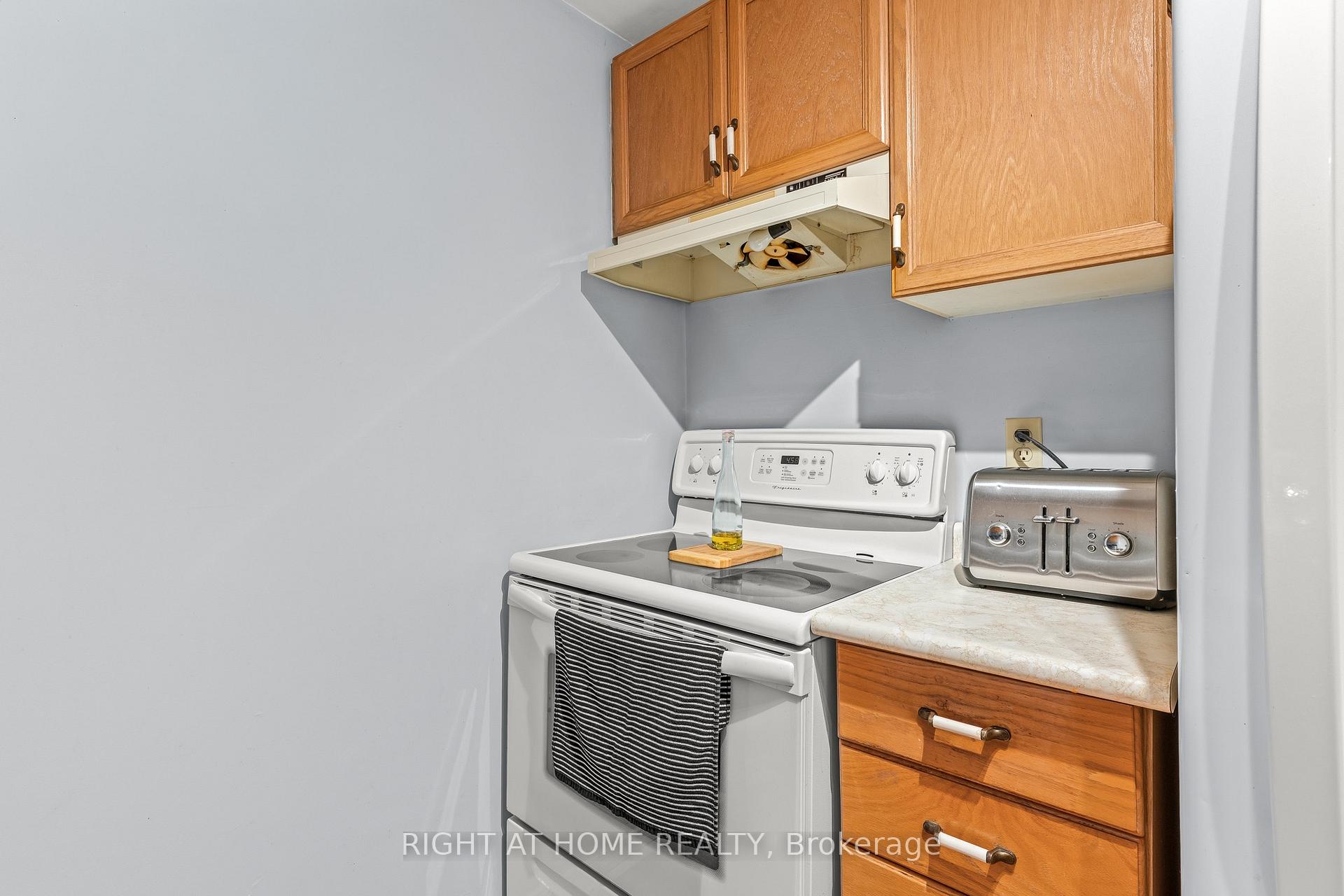Photo 8 of 44 Ferguson Drive, Barrie, Northwest — HOMEH