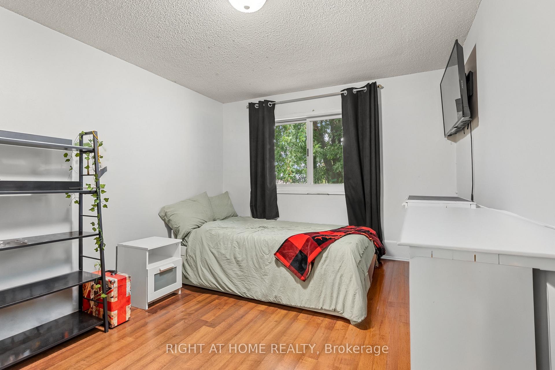 Photo 11 of 44 Ferguson Drive, Barrie, Northwest — HOMEH