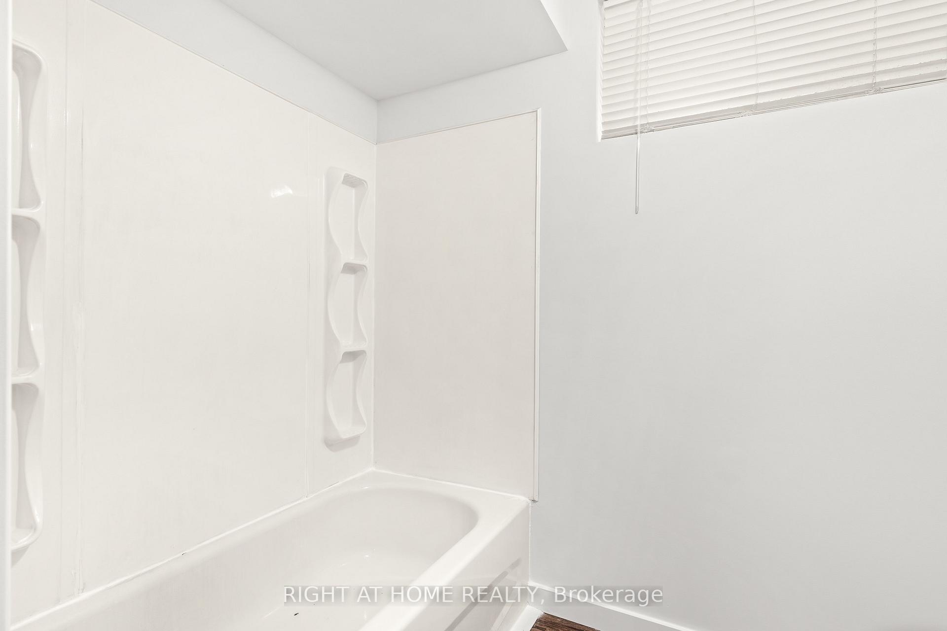Photo 23 of 44 Ferguson Drive, Barrie, Northwest — HOMEH